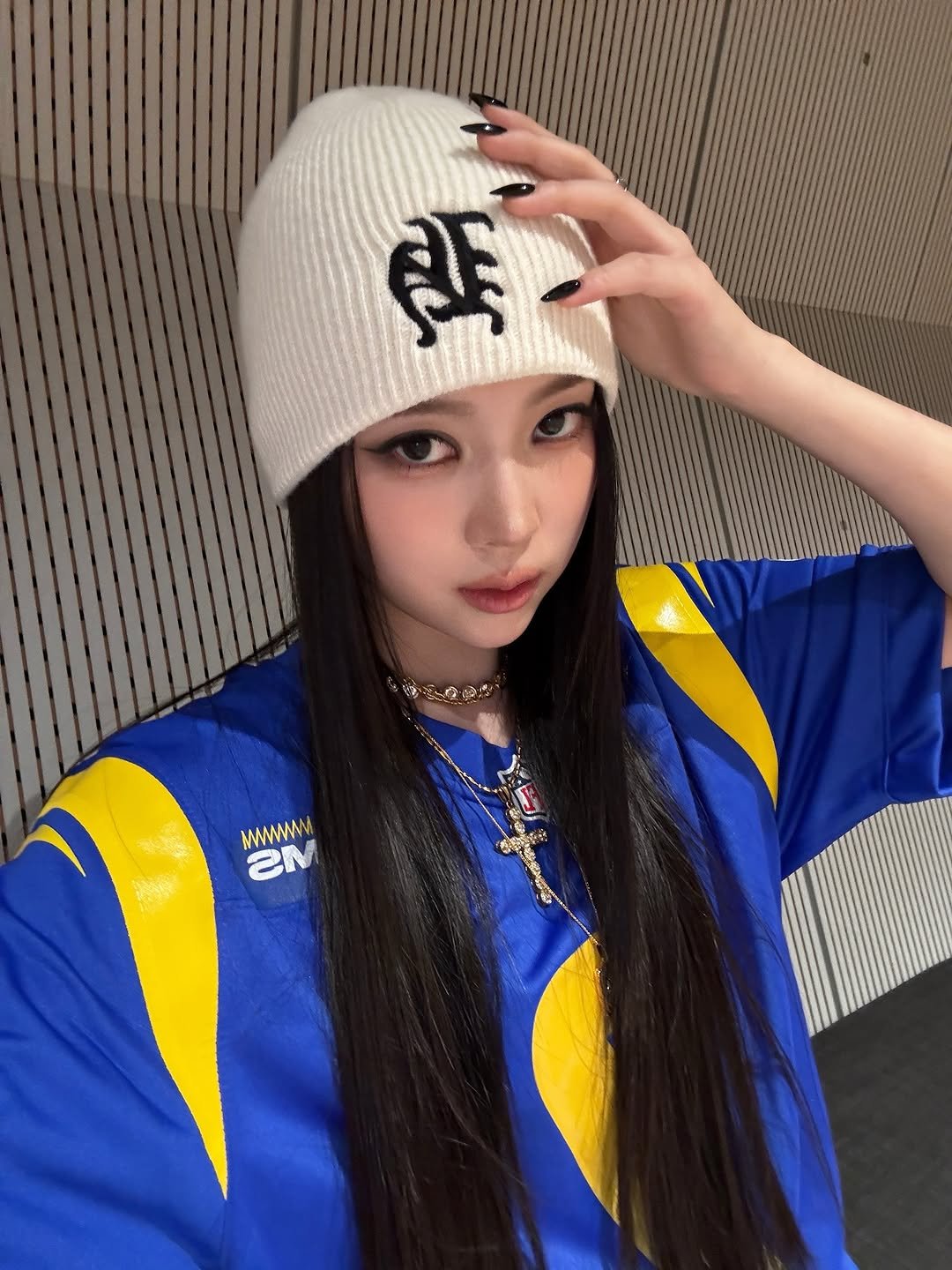 Photo by MEOVV on November 10, 2025. May be an image of one or more people, hair, hat, sportswear, beret, costume, top and text.