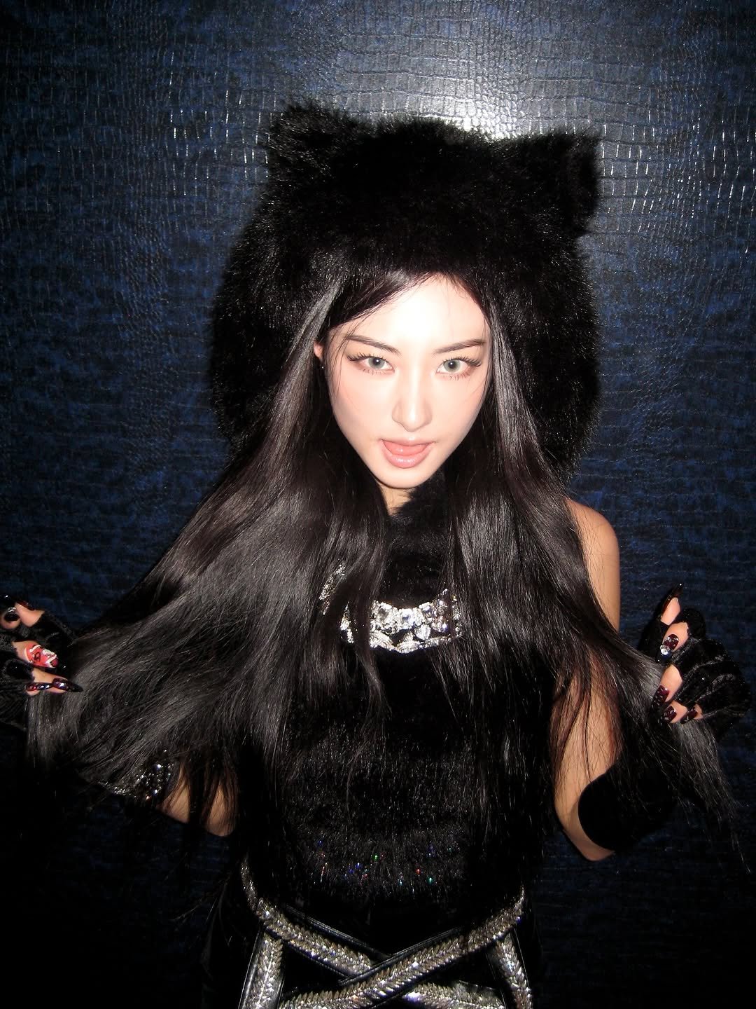 Photo by MEOVV on December 27, 2025. May be an image of one or more people, makeup, hair, headdress, fishnet stockings and text.