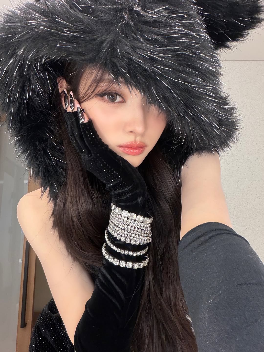 Photo by MEOVV on December 26, 2025. May be an image of hat, fur coat, headdress, parka, costume and text.