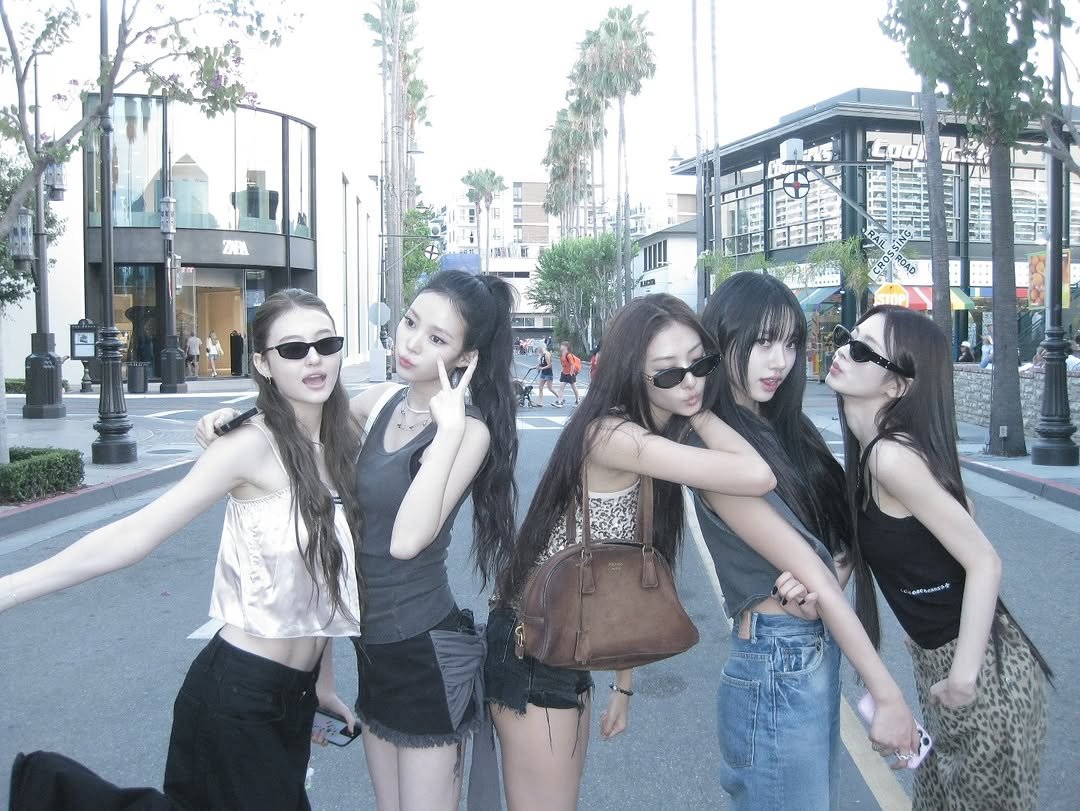Photo by MEOVV on August 06, 2025. May be an image of 5 people, hair, miniskirt and text.