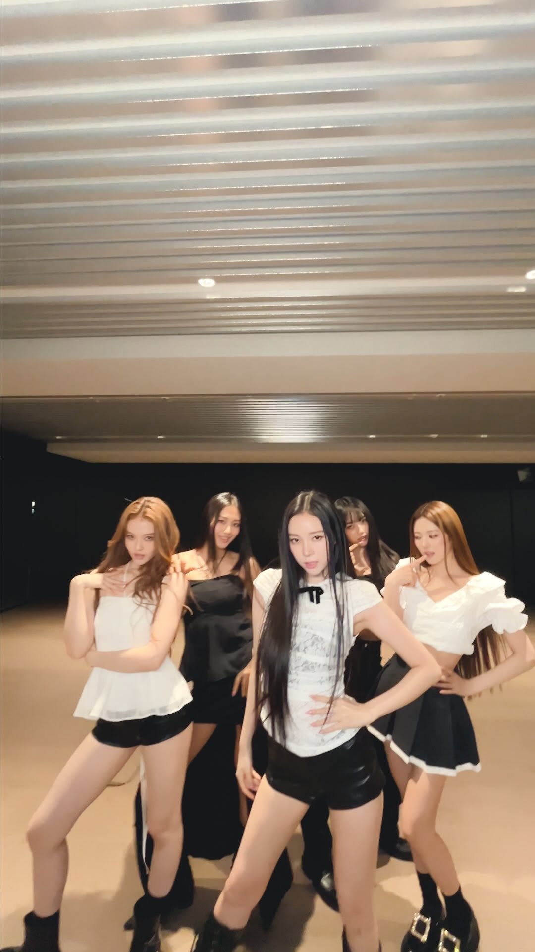 meovv 게시물 이미지: 𝙈𝙀 𝙈𝙀 𝙈𝙀

#MEOVV #미야오 
#MEMEME...