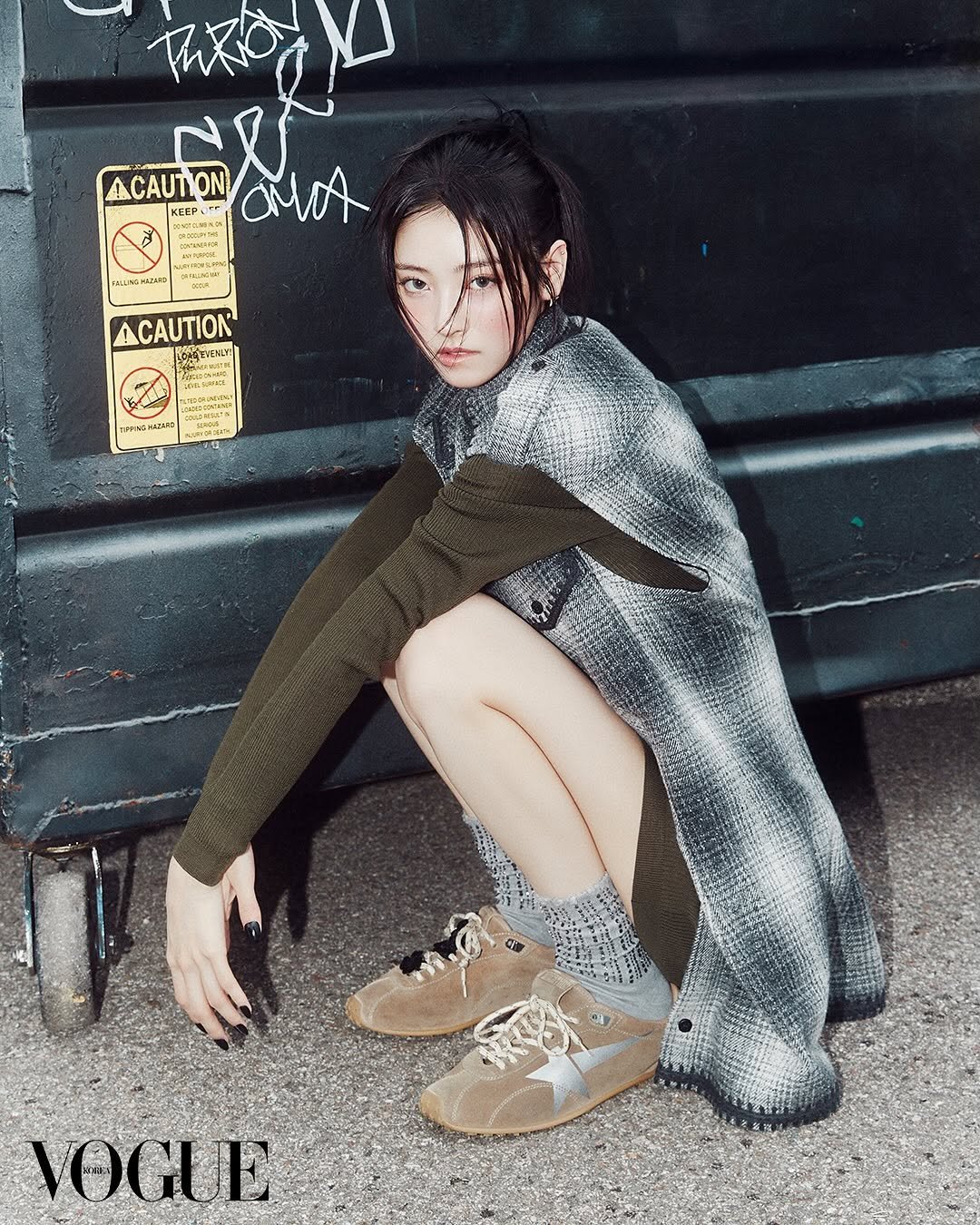 Photo by MEOVV on September 25, 2025. May be an image of 1 person, makeup, hair, duffle coat, parka, fishnet stockings, magazine, fur, turtleneck and text.