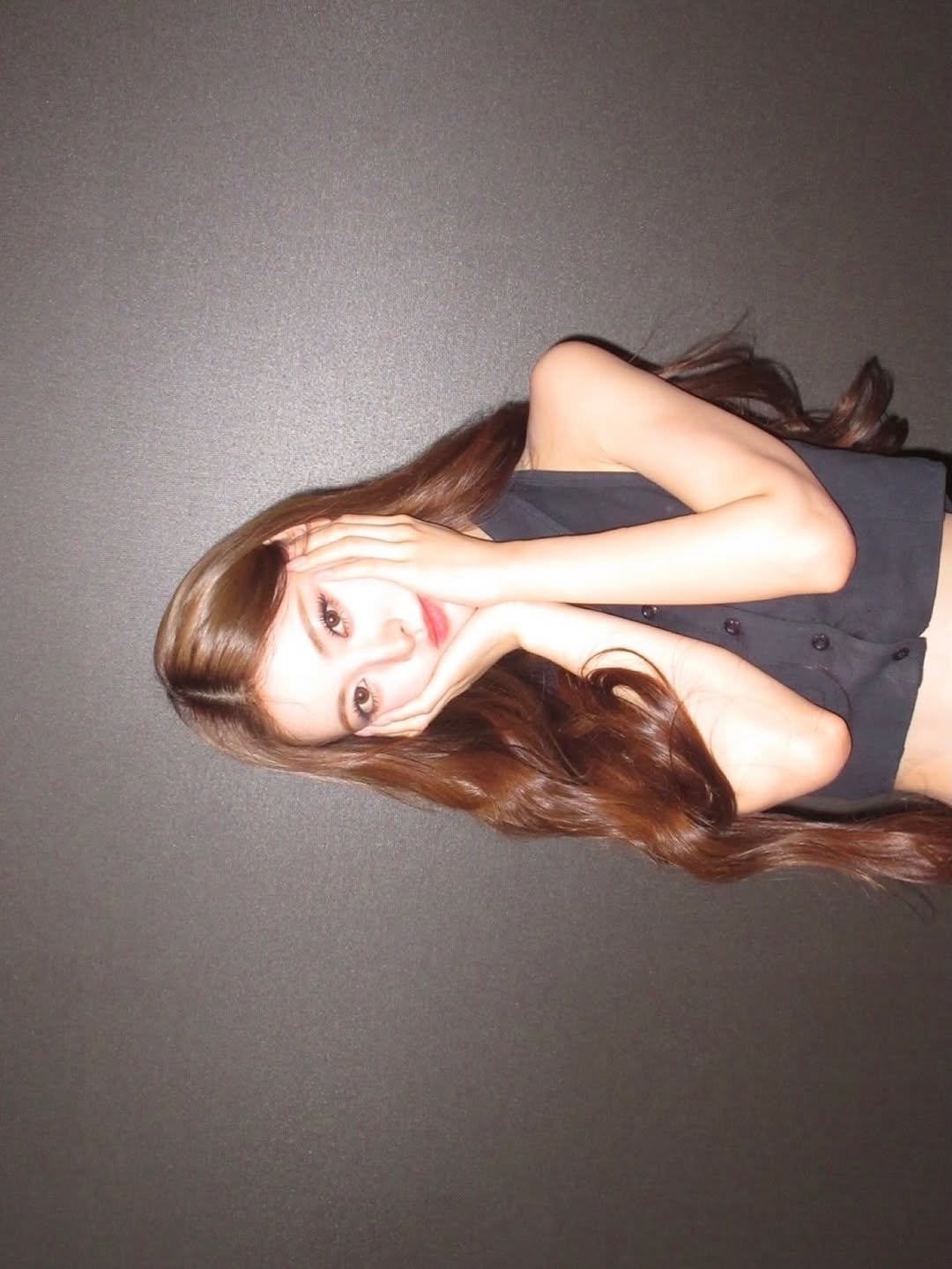 Photo by MEOVV on December 31, 2025. May be an image of one or more people, hair, makeup, people smiling and text.