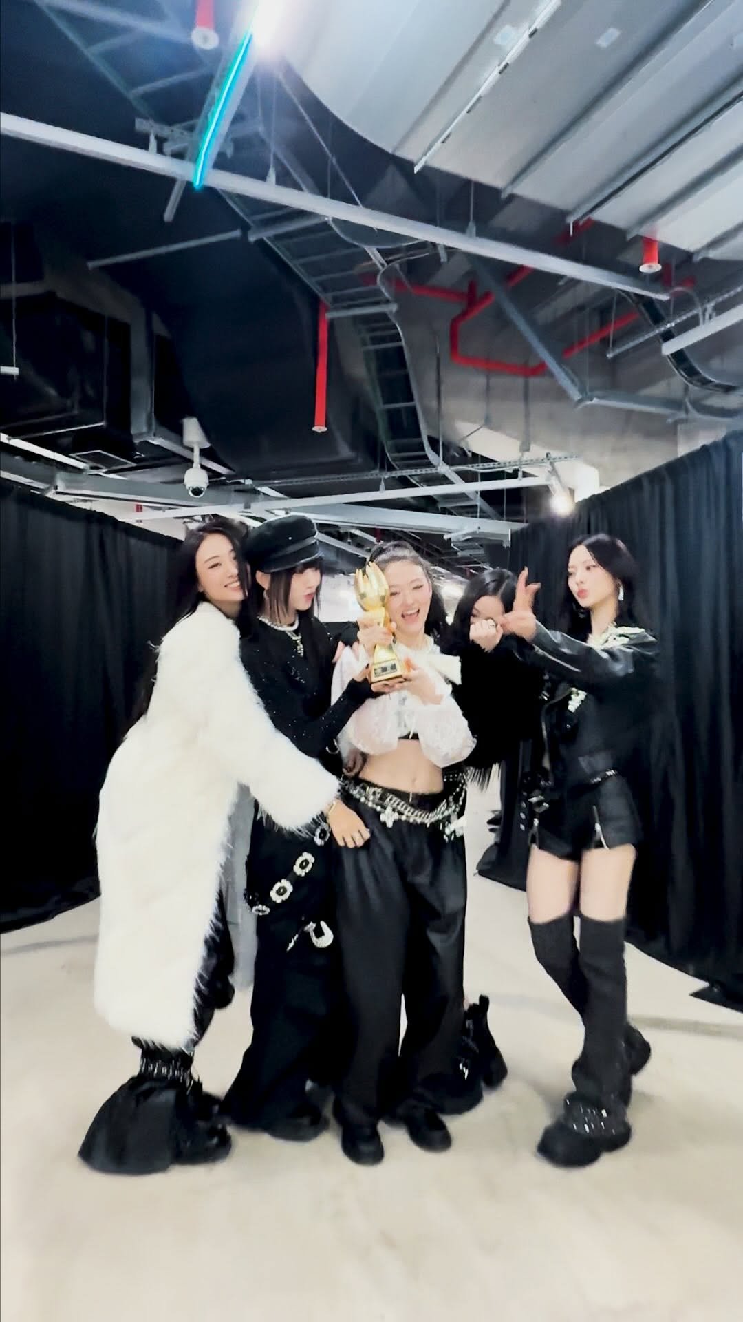 meovv 게시물 이미지: Born to be VVild

#MEOVV #미야오 
#KGMA2025...