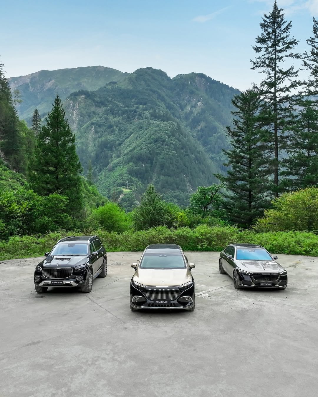 Photo by Mercedes-Maybach on January 04, 2026. May be an image of jeep, minivan, road and text.