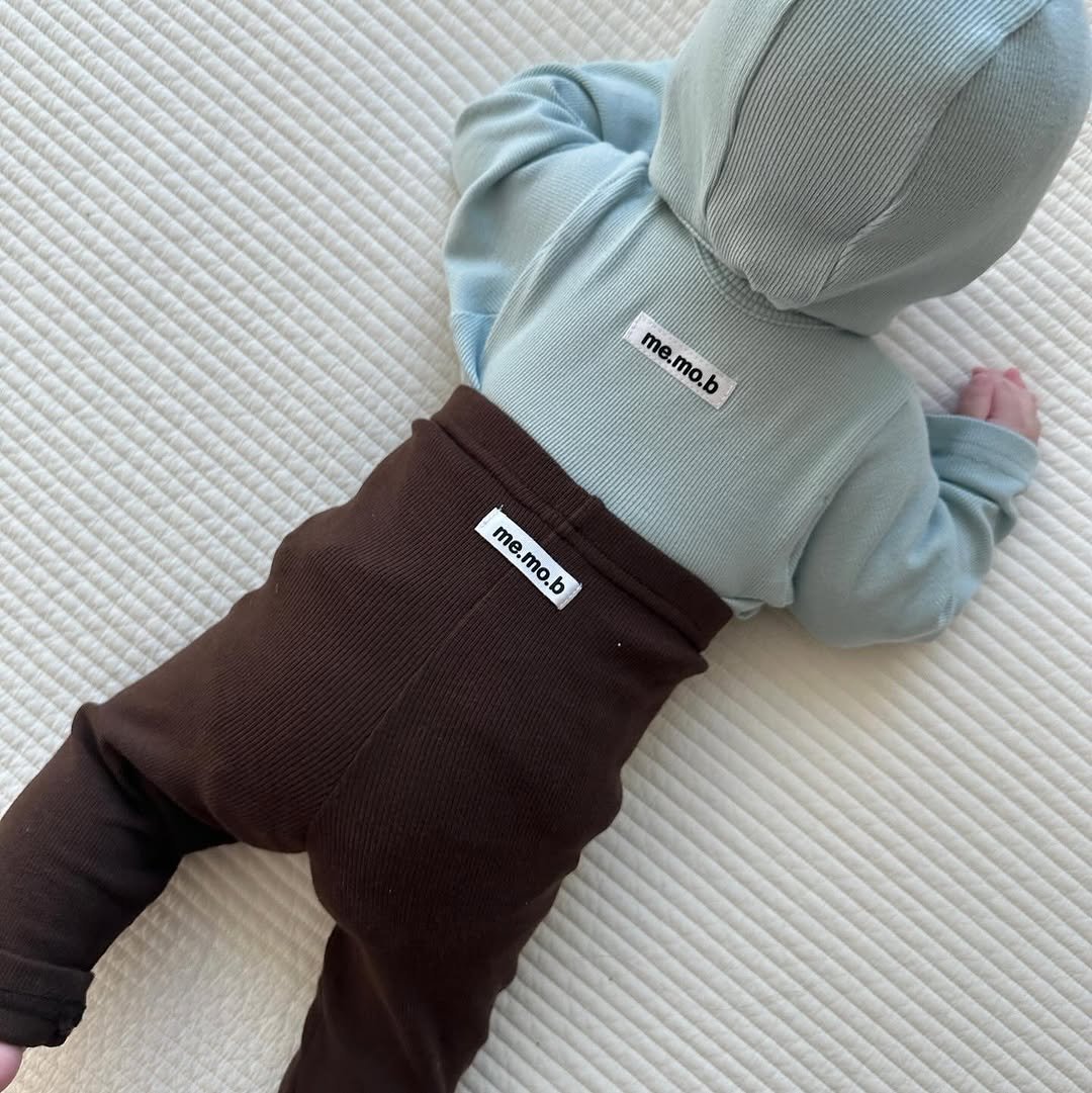 Photo by 메르모던(me.mo.b) on September 23, 2025. May be an image of 1 person, baby, sweatsuit, baby shoes, fleece and text that says 'me. me.mo.b me.mo.b mo.b me.mo.b me.mo.b'.