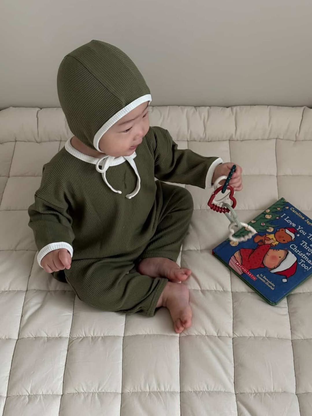 Photo by 메르모던(me.mo.b) on December 25, 2025. May be an image of baby, hat and text.