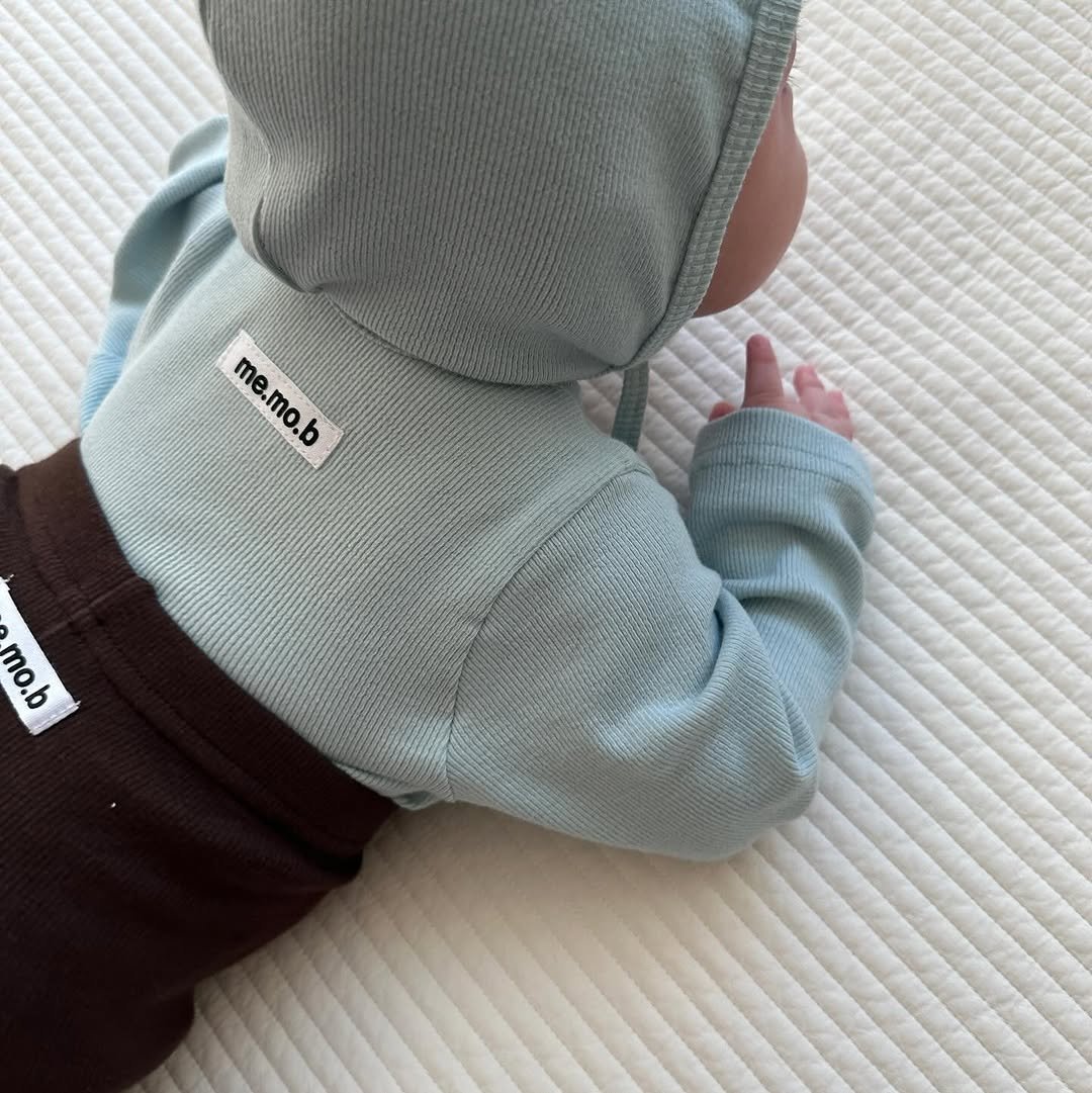 Photo by 메르모던(me.mo.b) on October 14, 2025. May be an image of baby and text that says 'me me.mo.b me.mo.b mo.b mo.b mo.b'.