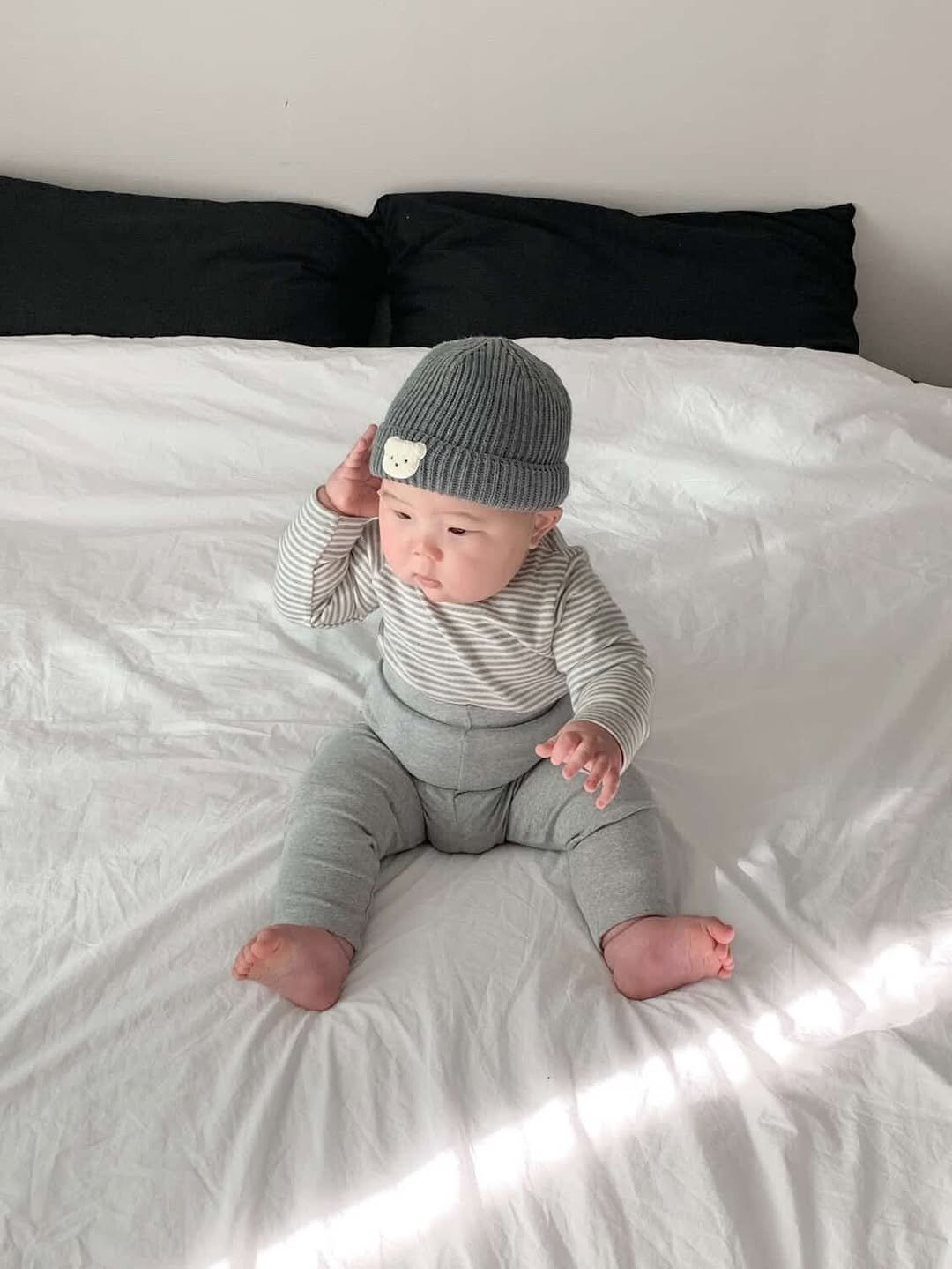 Photo by 메르모던(me.mo.b) on December 20, 2025. May be an image of baby, standing, hat, blanket, knit, bedroom and text.