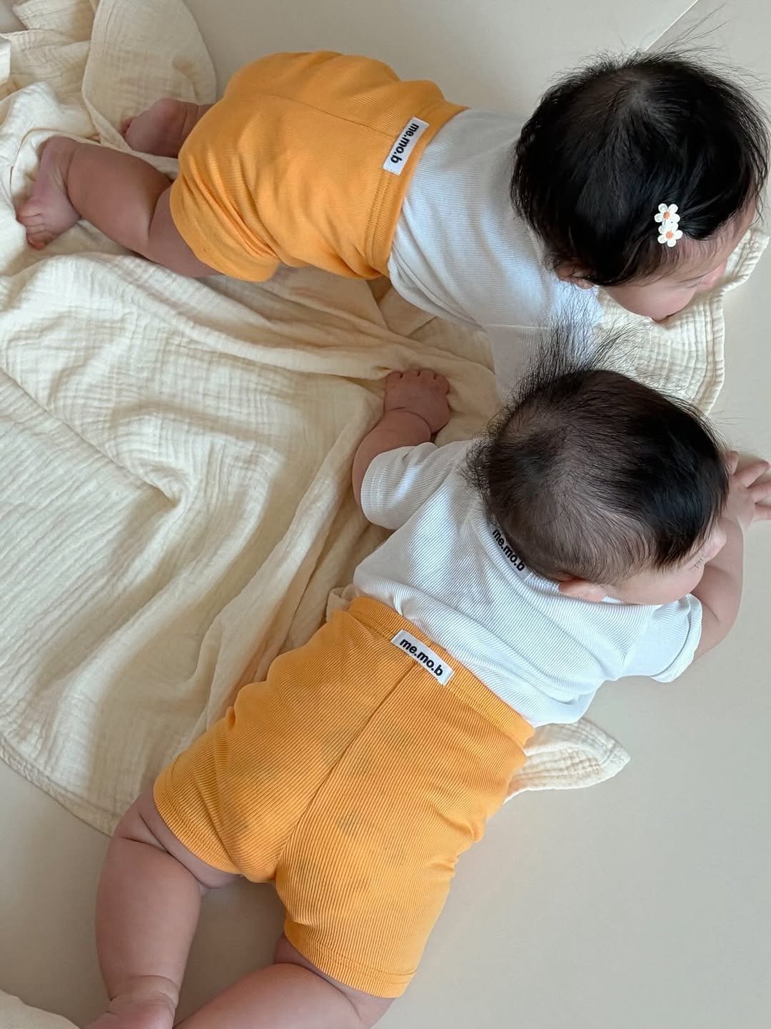 meremodernbaby 게시물 이미지: .
.
상큼 뽀용한 둥이들🍊
한번 입으면 매일 입게되는 
메모비 치즈 실내복 이랍니다 :)