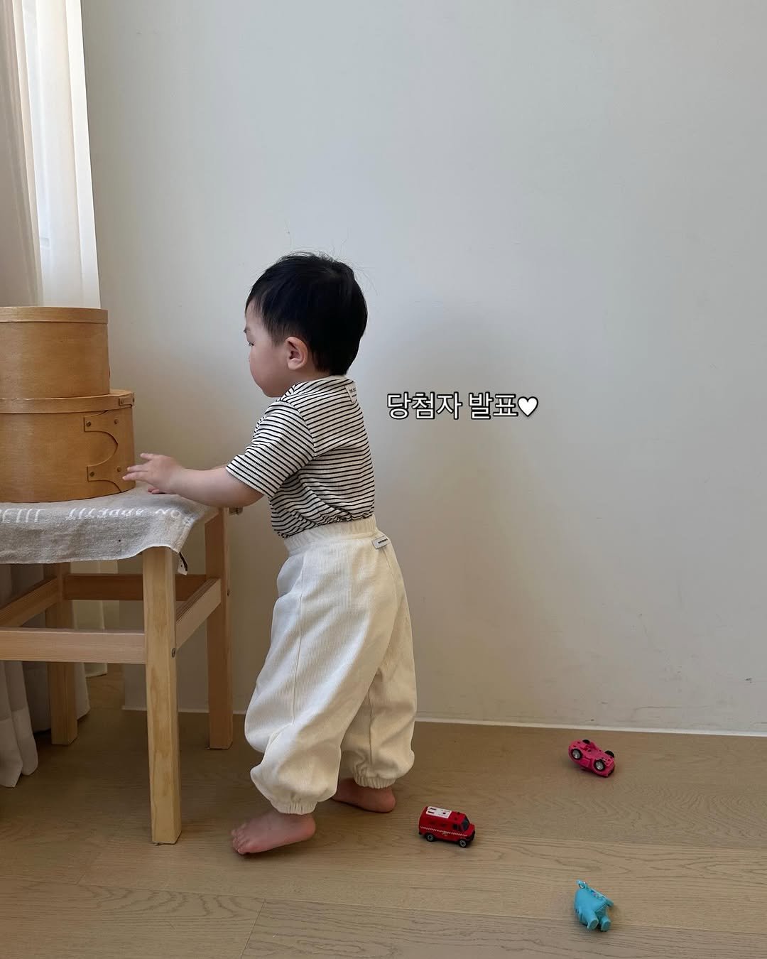 Photo by 메르모던(me.mo.b) on August 04, 2025. May be an image of 1 person, baby, standing, baby shoes and text that says '당첨자 당첨자발표 발표 EX'.