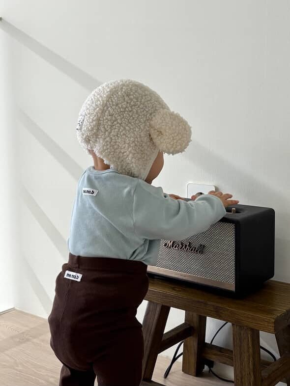 Photo by 메르모던(me.mo.b) on September 18, 2025. May be an image of 1 person, baby, standing, hat, duffle coat, baby shoes and text.