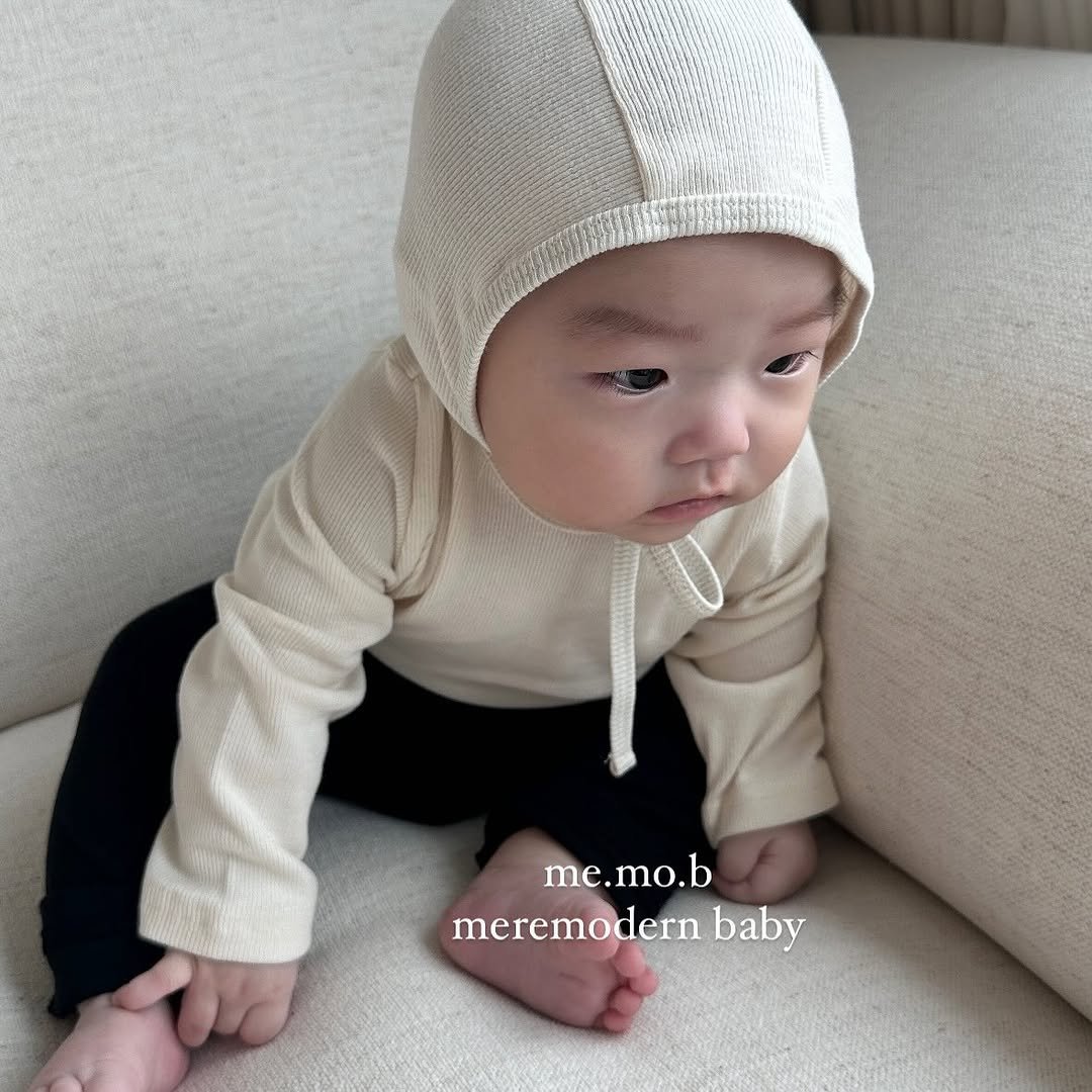 Photo by 메르모던(me.mo.b) on September 04, 2025. May be an image of 1 person, baby, baby shoes and text that says 'me. me.mo.b meremodern meremodernbaby baby'.