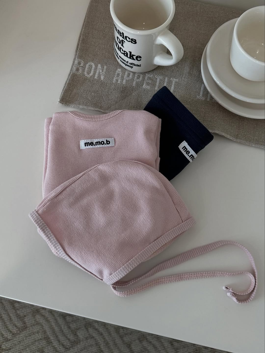 Photo by 메르모던(me.mo.b) on August 23, 2025. May be an image of ‎knit, face mask, potholder and ‎text that says '‎SACS نات cake Scake تا ON APPETIT me.mo.b e, me.m‎'‎‎.