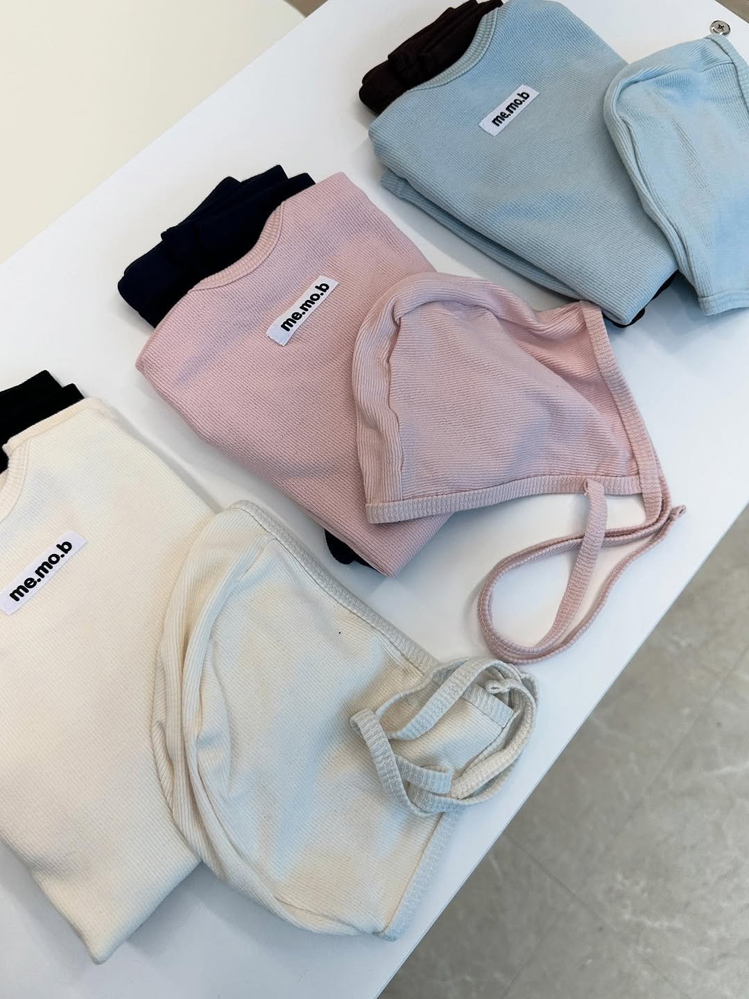 Photo by 메르모던(me.mo.b) on October 09, 2025. May be an image of drawstring, knit, face mask and text that says 'VIO.D me. me e.mo.b 00 me me.mo.b me.mo.b O me.mo.b ne'.