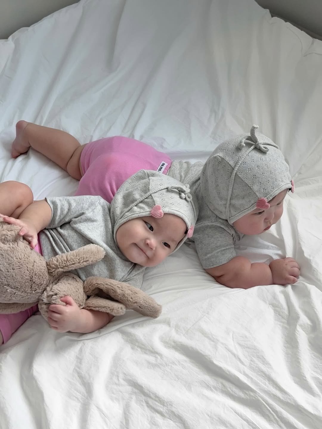 meremodernbaby 게시물 이미지: .
.
둘이라 더 사랑스러운🩷
3개월~10개월쯔음 돌전 아가들은 
이렇게 귀여운...