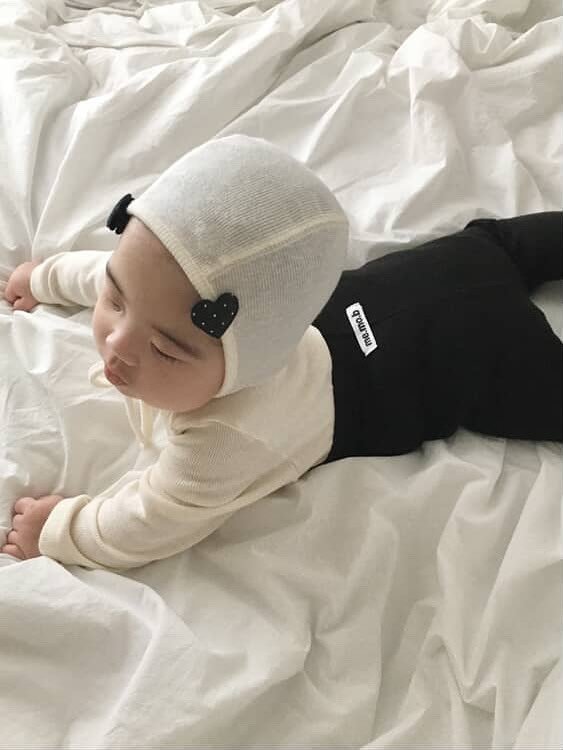 Photo by 메르모던(me.mo.b) on September 11, 2025. May be an image of 1 person, baby, blanket, fleece, sweatshirt, sweatsuit and text.