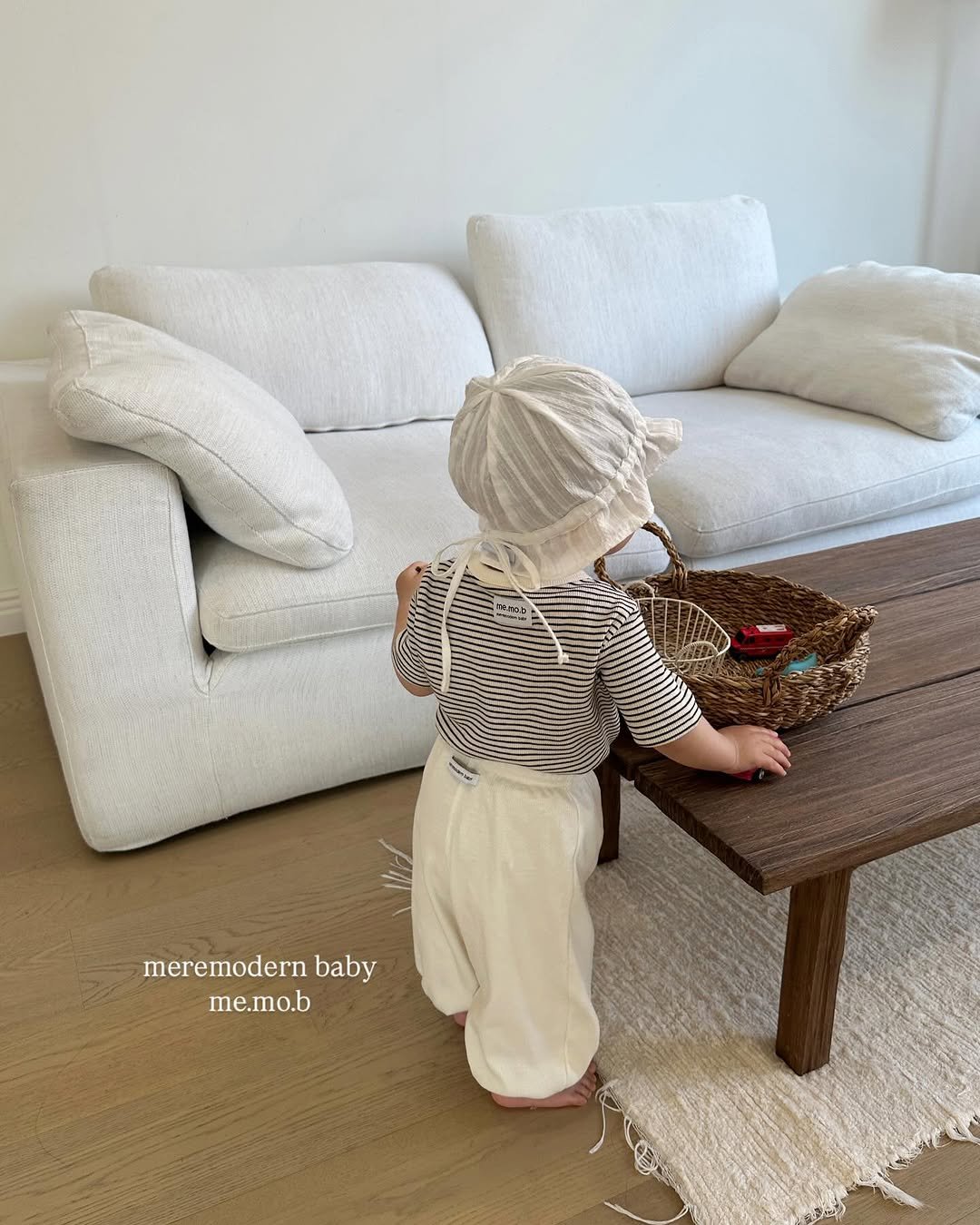 Photo by 메르모던(me.mo.b) on July 28, 2025. May be an image of 1 person, baby and text that says 'reab meremodern baby me.mo.b'.