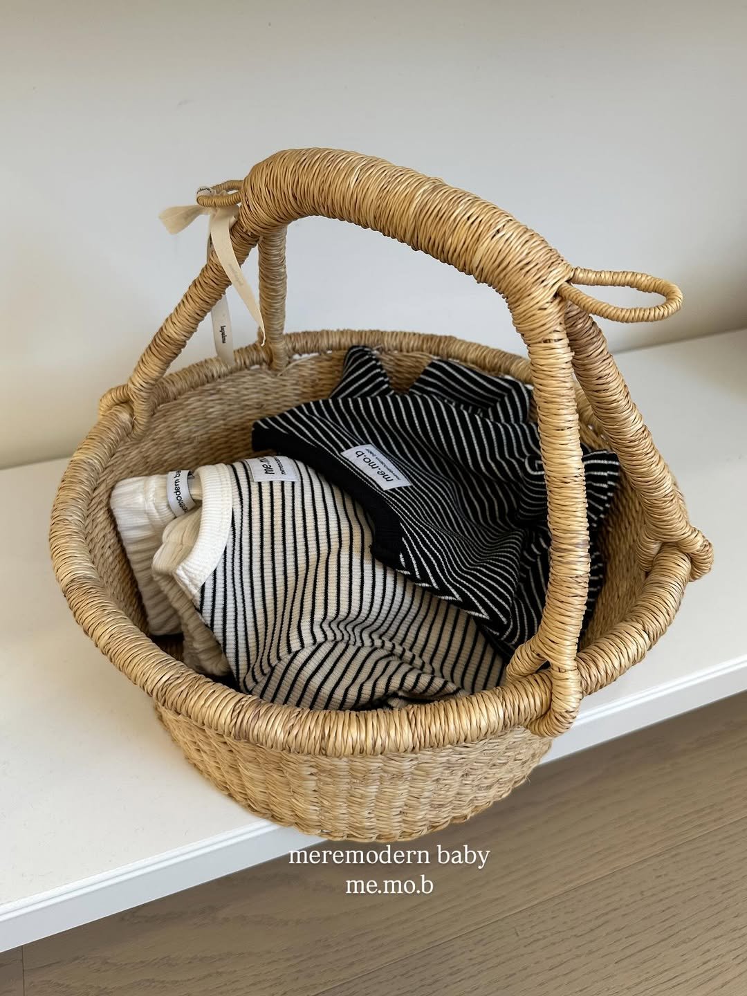 Photo by 메르모던(me.mo.b) on July 28, 2025. May be an image of towel, basket, hamper and text that says 'ነ σνου שפיעסים イン PW meremodern baby me.mo.b'.