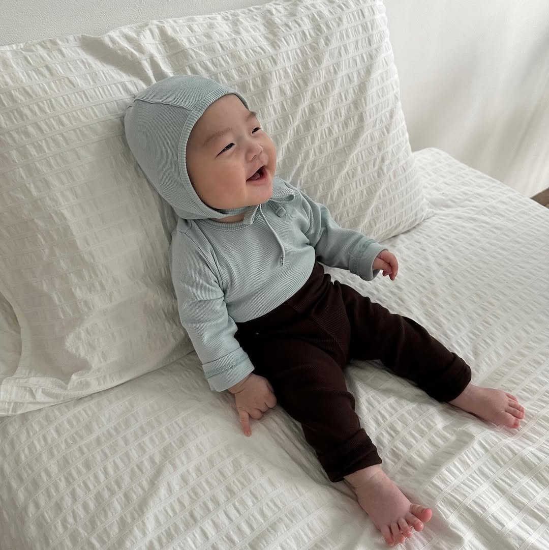 Photo by 메르모던(me.mo.b) on September 15, 2025. May be an image of 1 person, baby, knit and text.