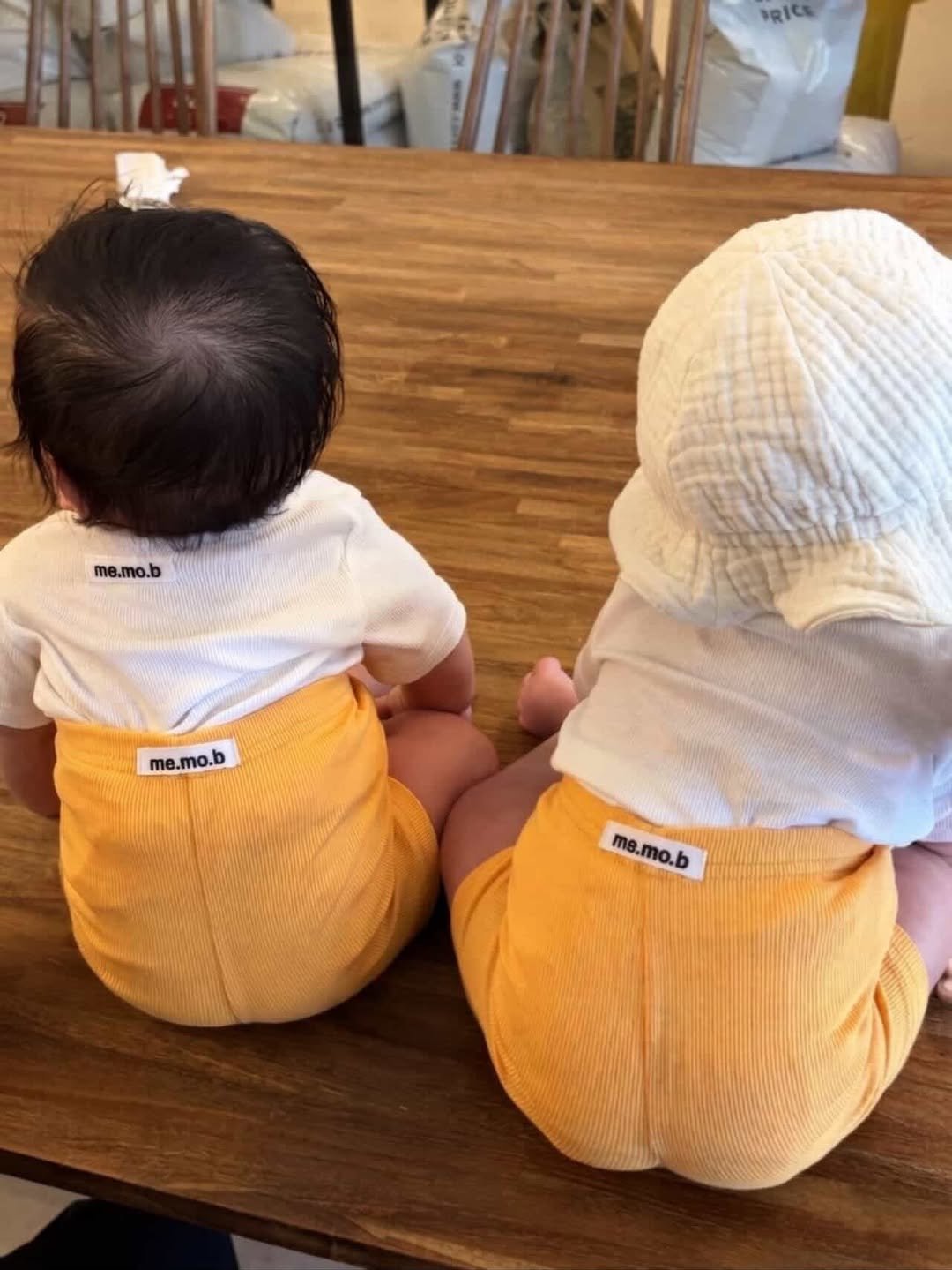 meremodernbaby 게시물 이미지: .
.
우리 귀욤둥이들 xs사이즈 입은거 좀 보세요🍊
이렇게 귀여울 수...