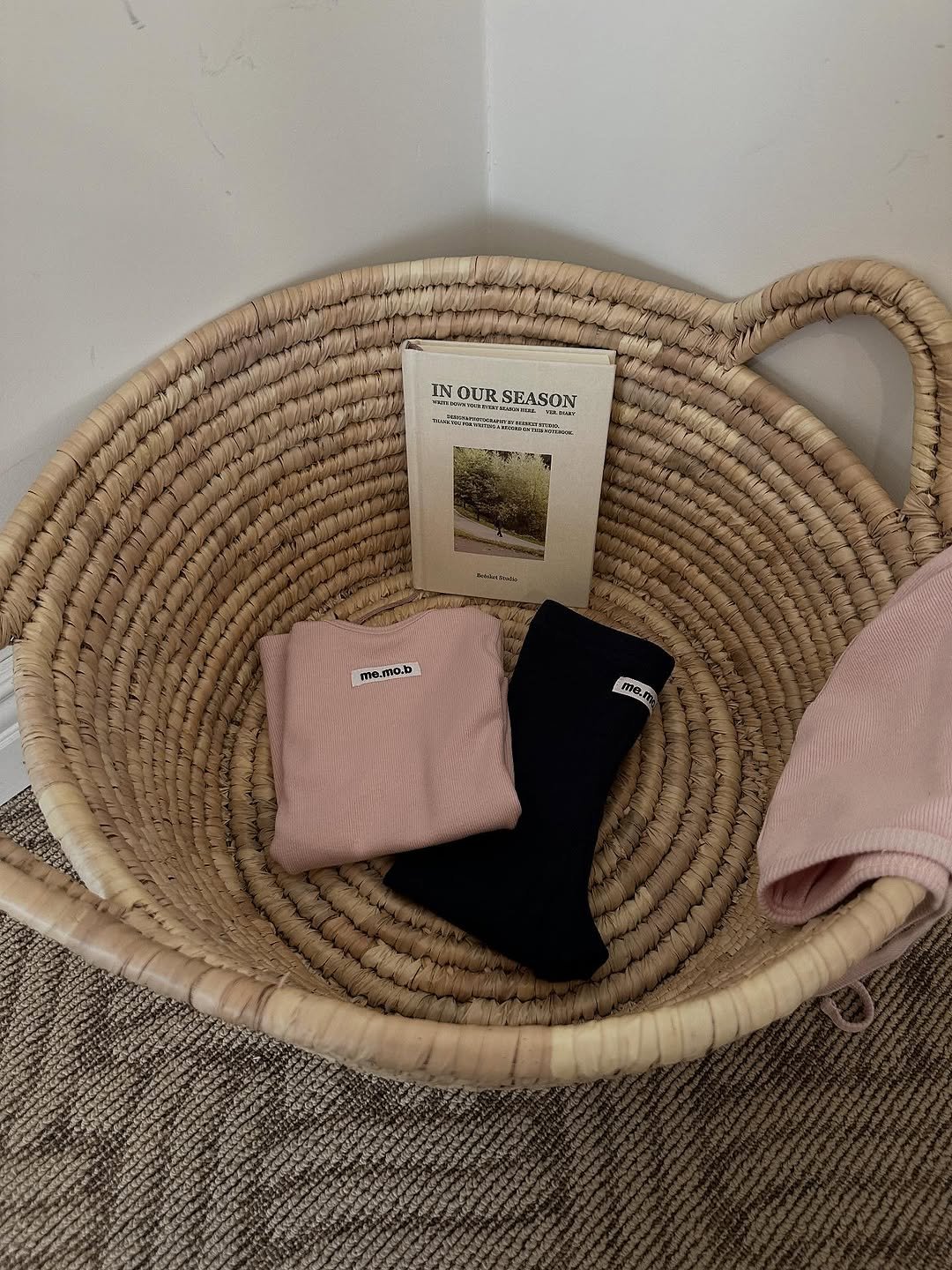 Photo by 메르모던(me.mo.b) on September 21, 2025. May be an image of towel, basket, hamper and text.