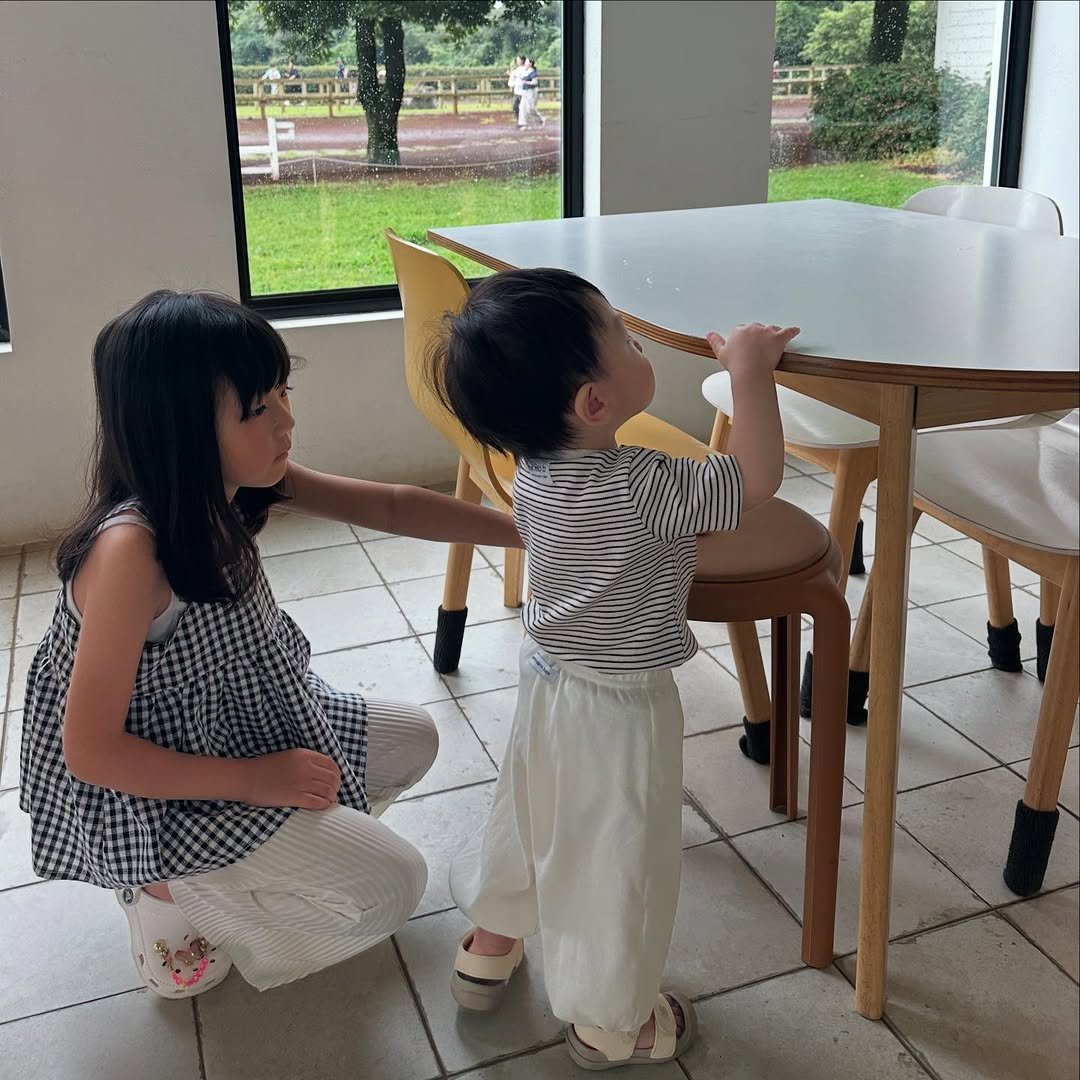 Photo by 메르모던(me.mo.b) on August 11, 2025. May be an image of 3 people, baby, table and text.