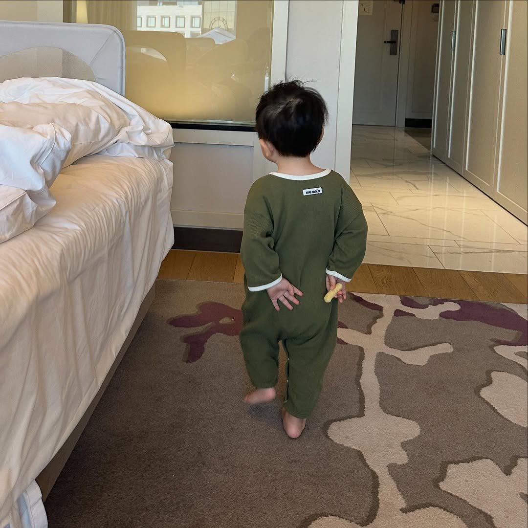 Photo by 메르모던(me.mo.b) on December 10, 2025. May be an image of baby, standing, diaper, bedroom and text.