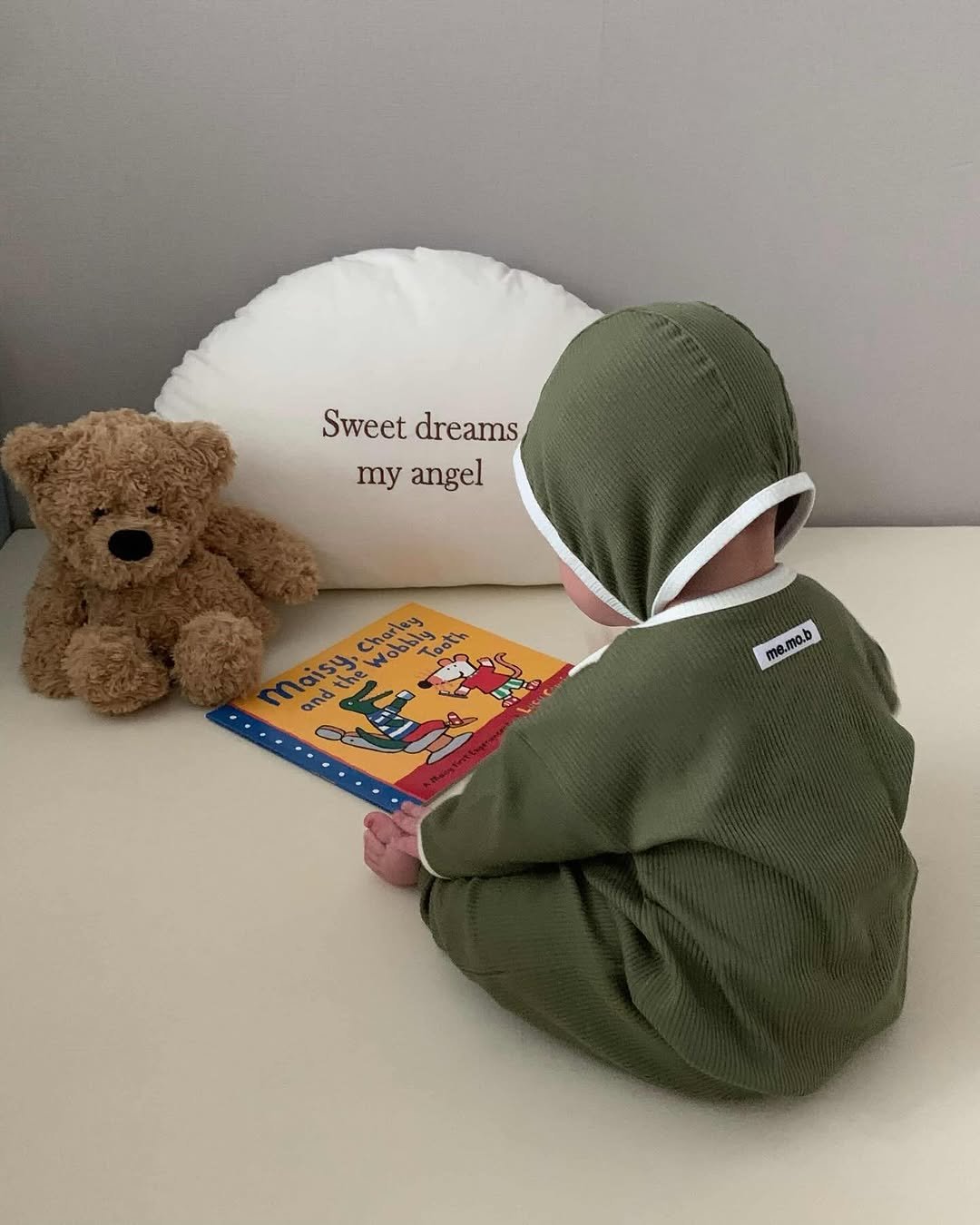 Photo by 메르모던(me.mo.b) on December 17, 2025. May be an image of baby, blanket and text that says 'Sweet Sweetdreams dreams my angel σaey naisy, and O me.mo.b mo.b'.