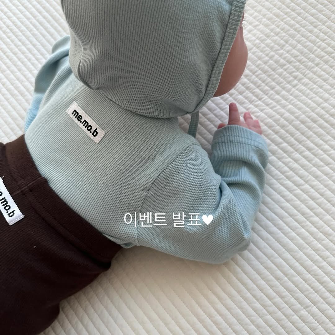 Photo by 메르모던(me.mo.b) on August 26, 2025. May be an image of 1 person, baby, diaper and text that says 'me.mo.b me me.mo.b mo.b mo.b e 이벤트 이벤트발표 발표'.
