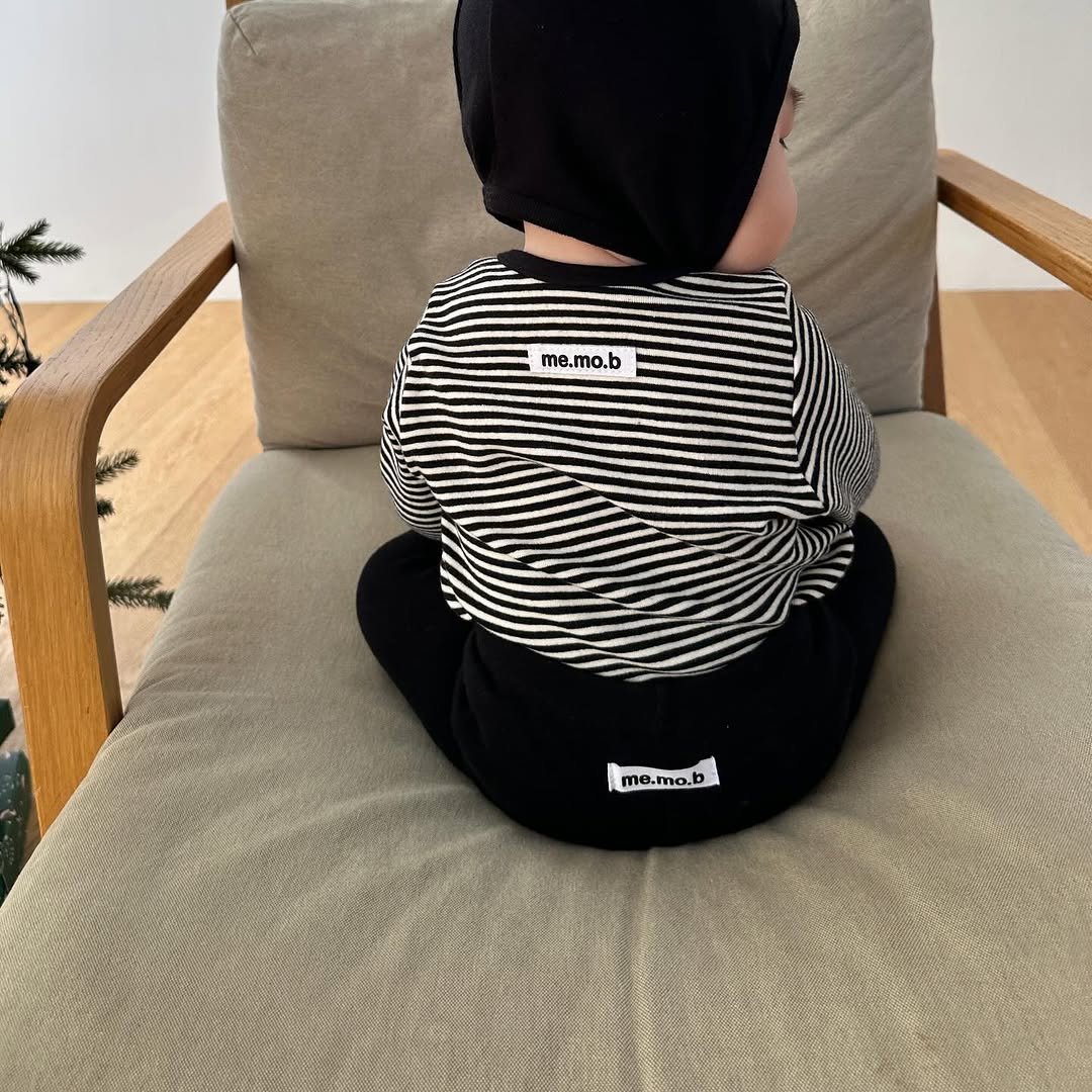 Photo by 메르모던(me.mo.b) on November 05, 2025. May be an image of baby, sweatpants, baby shoes, stripes, sweatshirt, fleece and text.