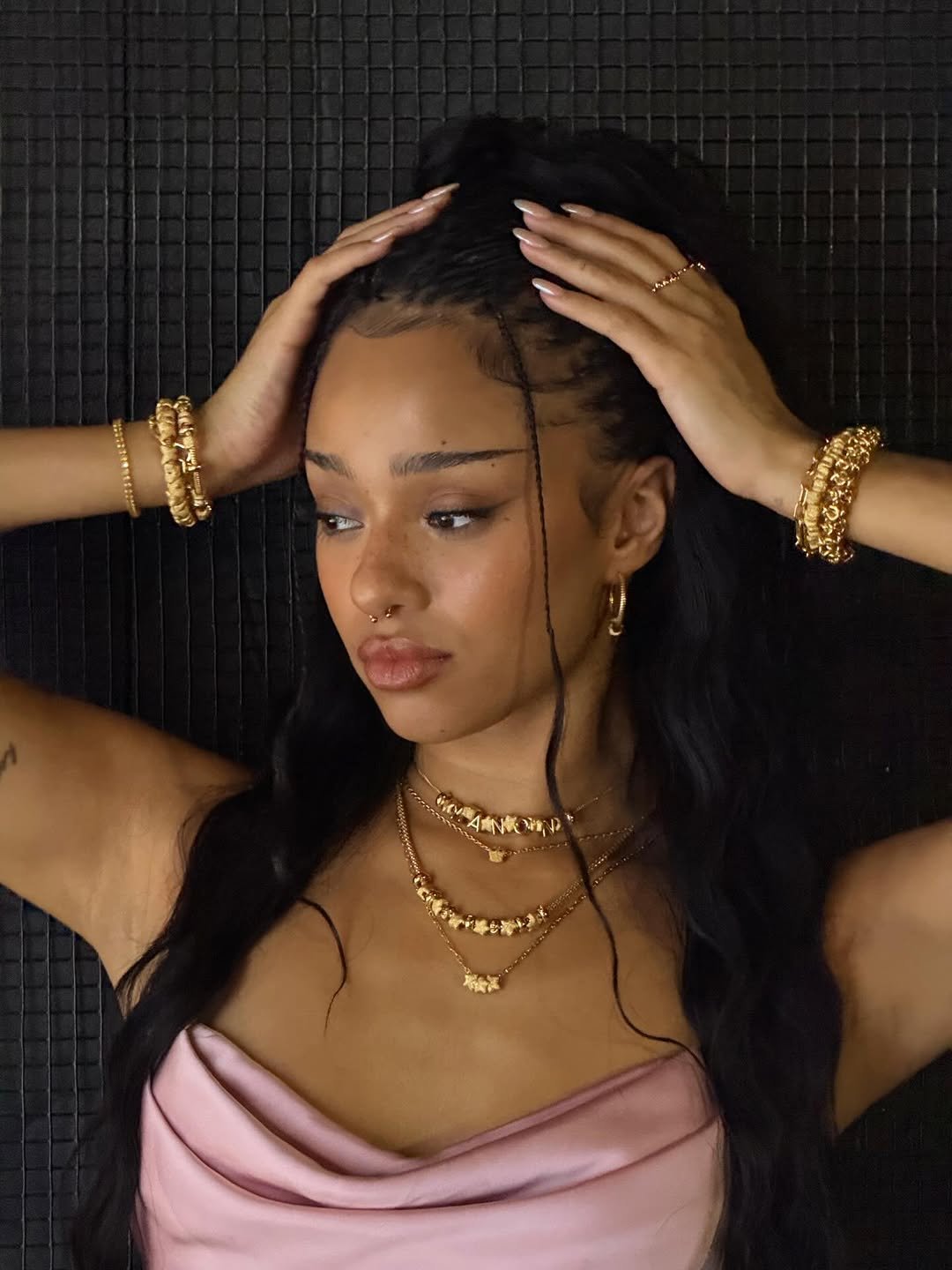 Photo by manon on January 14, 2026. May be an image of jewelry, choker and bangle.