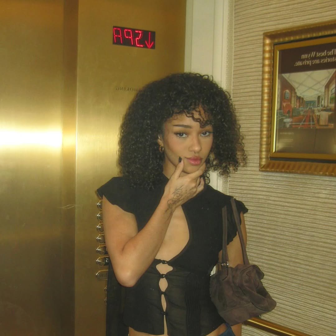 Photo by manon on January 06, 2026. May be an image of one or more people, makeup and hair.