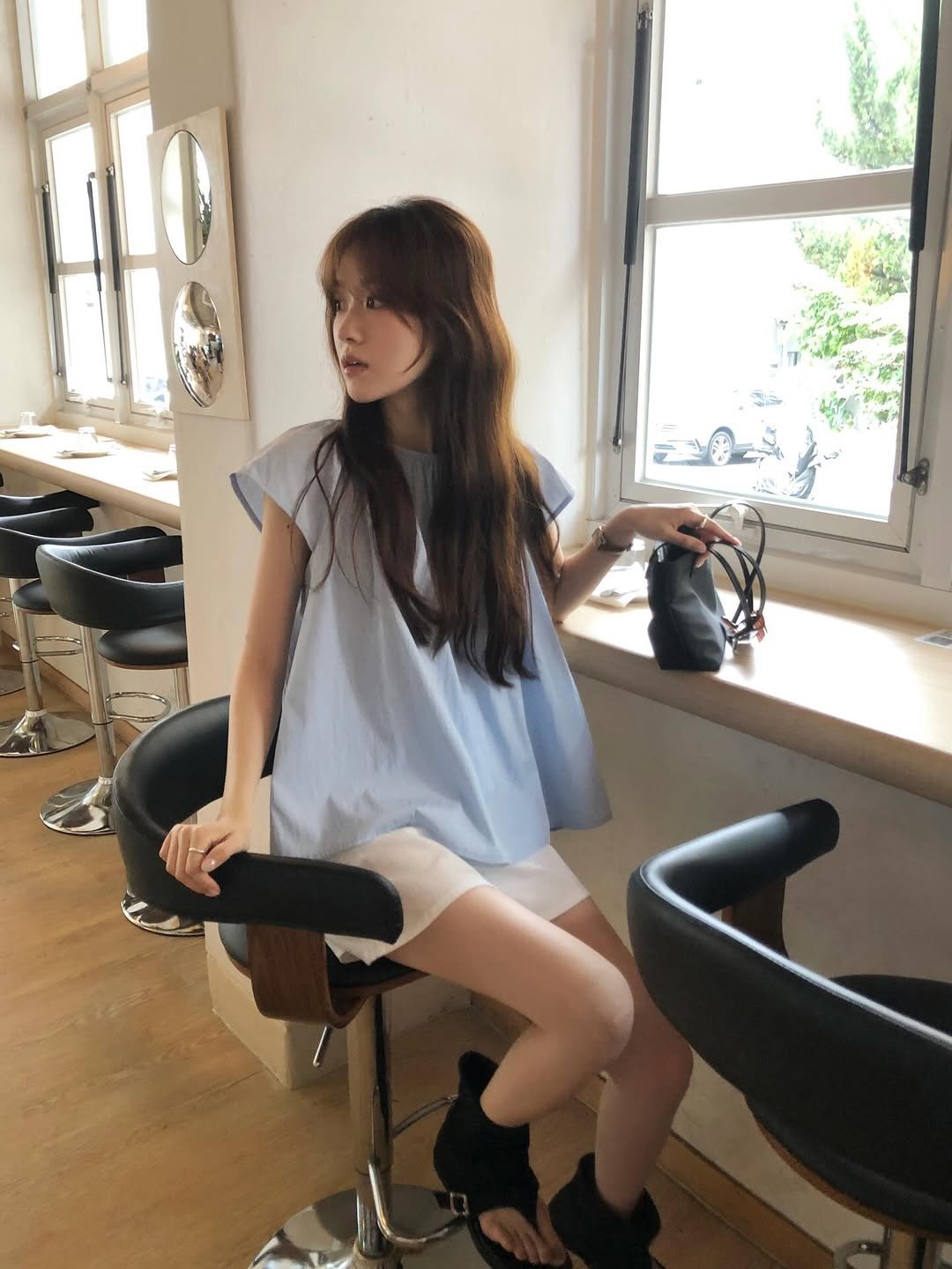 merryaround.co.kr 게시물 이미지: 뒷모습 반전 블라우스로 메리님들의 사랑을 듬뿍 받고있는 요 녀석!
결국 컬러...