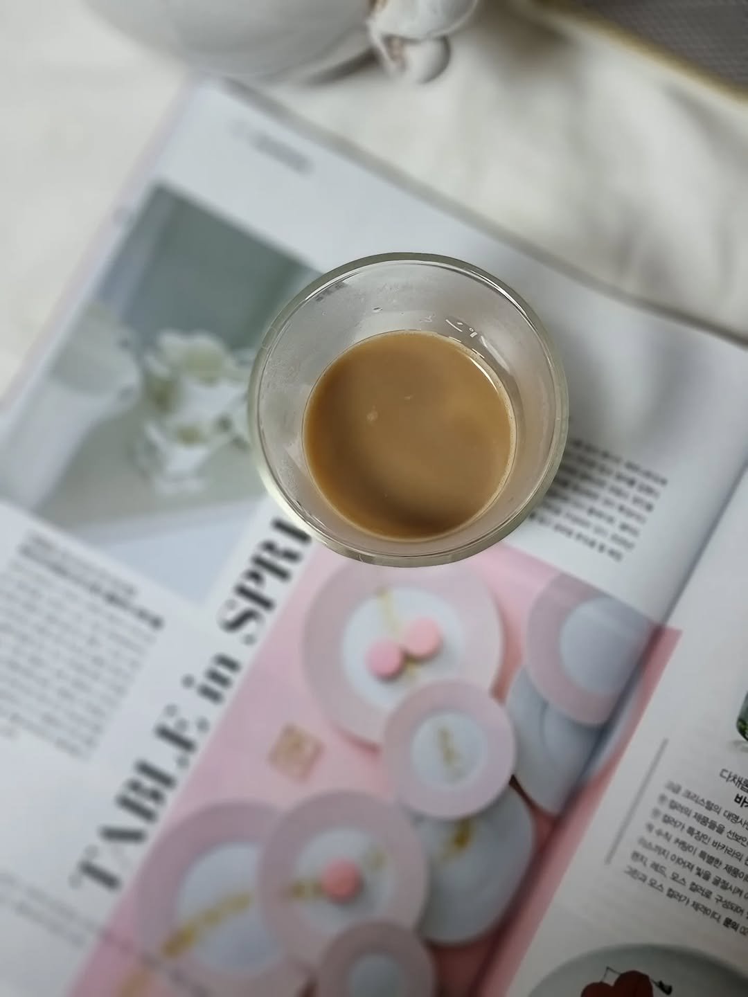 Photo by merry J on January 29, 2026. May be an image of coffee cup, coffee, newspaper, saucer, teacup, tea, chinaware and text that says 'SPRI ABLEin BEin in 다채은 0 Фp LLASIS SEOL a N 때가 제품을을 대명시 먼지, M N랑이 OxDgEr 카라의 선보인 3Ba'.