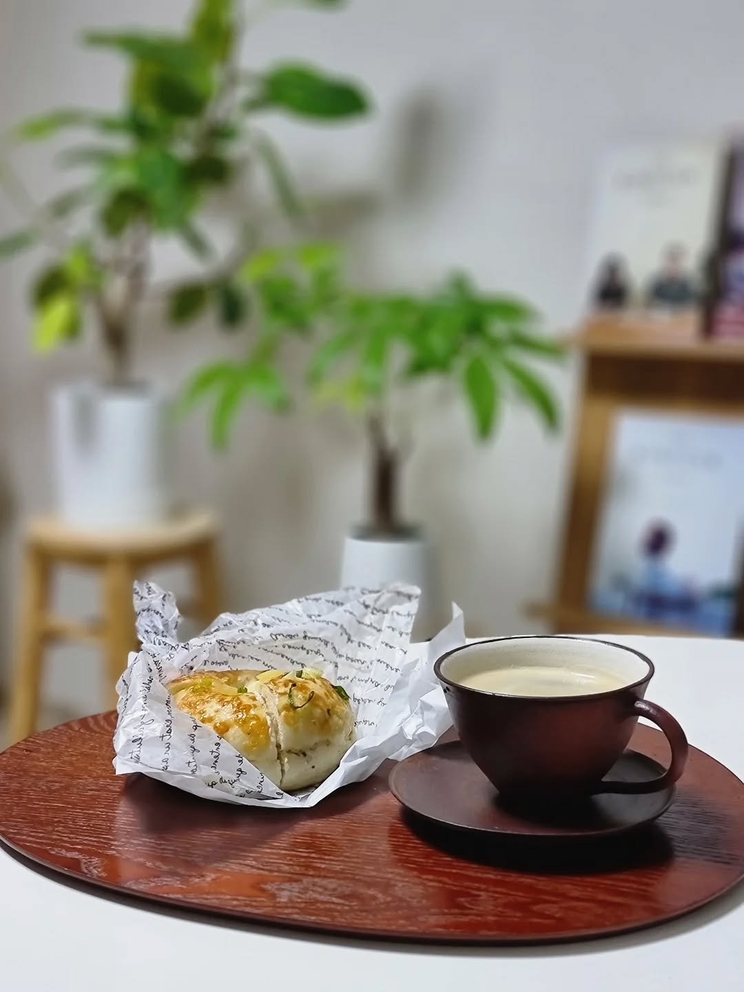 Photo by merry J on September 19, 2025. May be an image of turnover, cinnamon roll, coffee, coffee cup, cake, bread, croissant, tea and text.