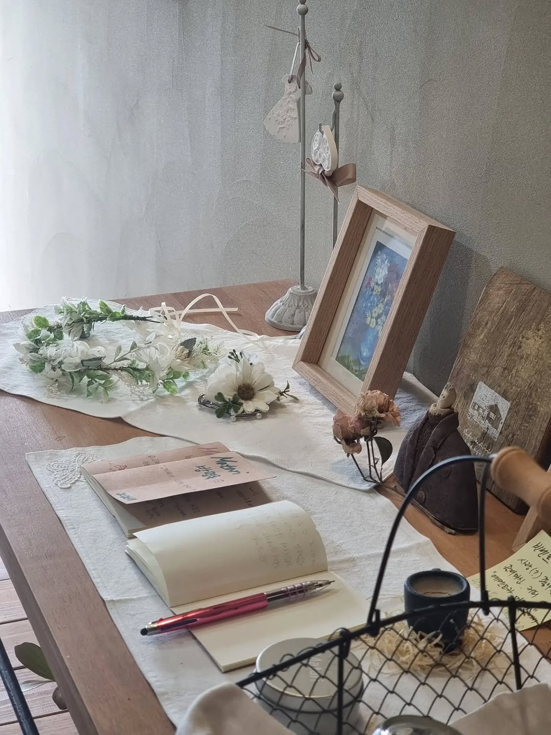 merryj_story 게시물 이미지: .
1박2일 출장.
숙소로 들어가기전 동네 카페 한군데는 가봐야지.
오래전 이 집의...