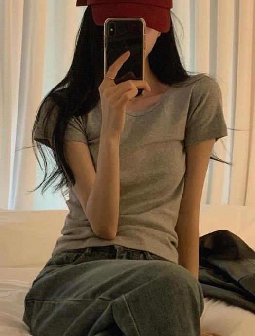 Photo by im.sso on August 13, 2025. May be an image of 1 person, hat, phone, top, sweatshirt, sweatpants and text.