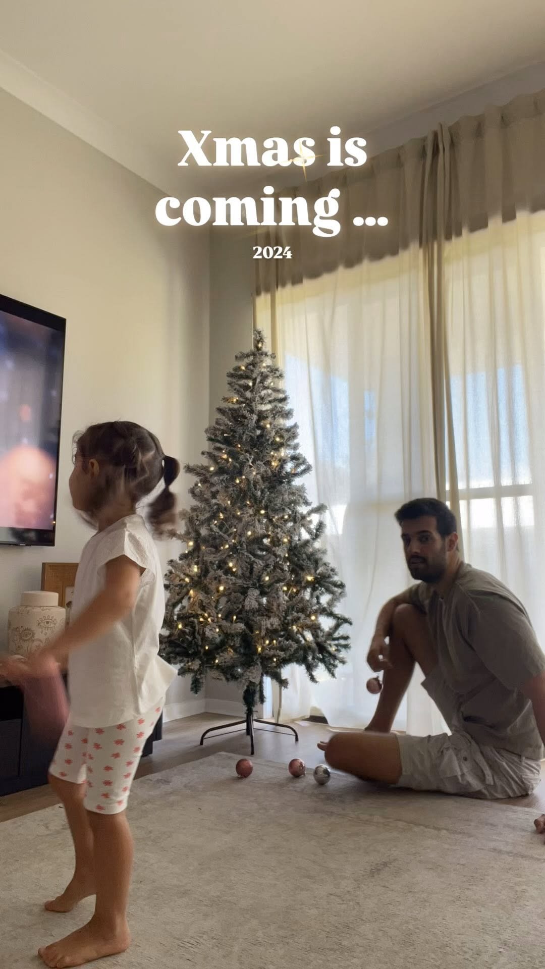 mett 게시물 이미지: Christmas tree is up… 🎄✨🤍 #xmas2024 @mett
