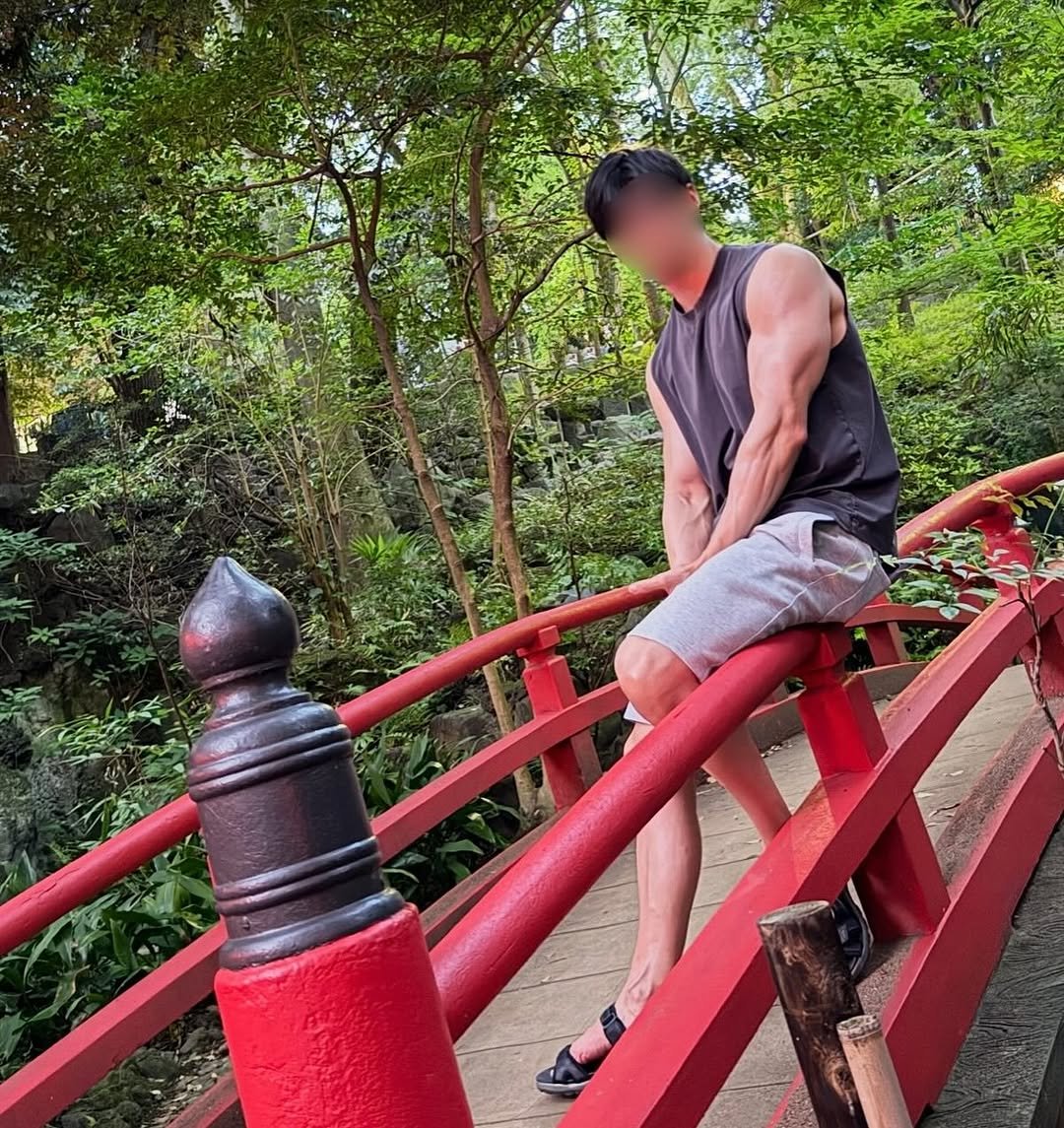 Photo by 筋肉思想家めと (METT) on September 22, 2025. May be an image of 1 person, biceps, Fushimi Inari Taisha, bridge, park and text.