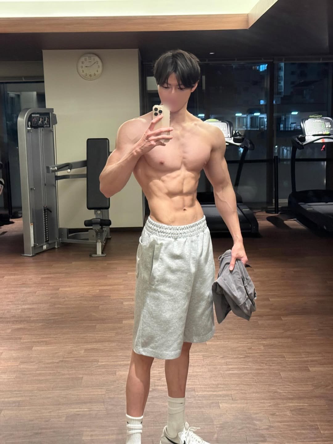 Photo by 筋肉思想家めと (METT) on January 30, 2026. May be an image of one or more people, biceps, people bodybuilding, sweatpants and text.