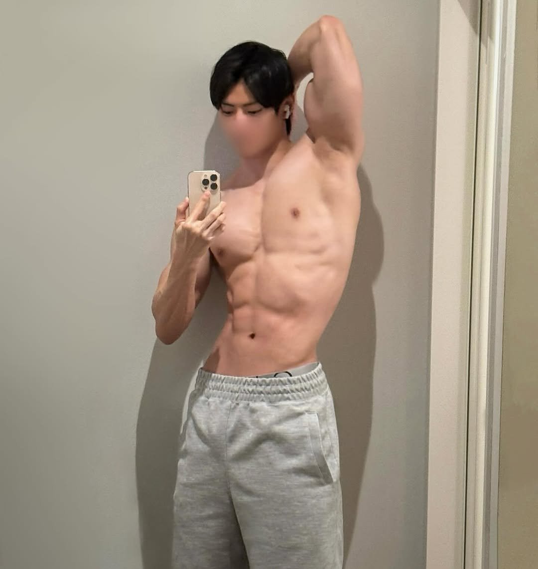 Photo by 筋肉思想家めと (METT) on November 02, 2025. May be an image of one or more people, biceps, people bodybuilding, sweatpants and text.