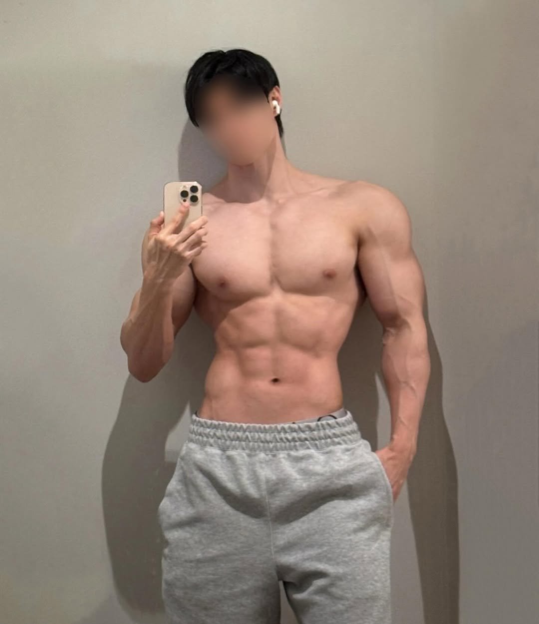 Photo by 筋肉思想家めと (METT) on November 05, 2025. May be an image of one or more people, biceps, people bodybuilding, sweatpants and text.