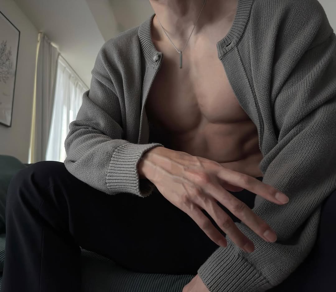 Photo by 筋肉思想家めと (METT) on November 10, 2025. May be an image of sweatpants, turtleneck and text.