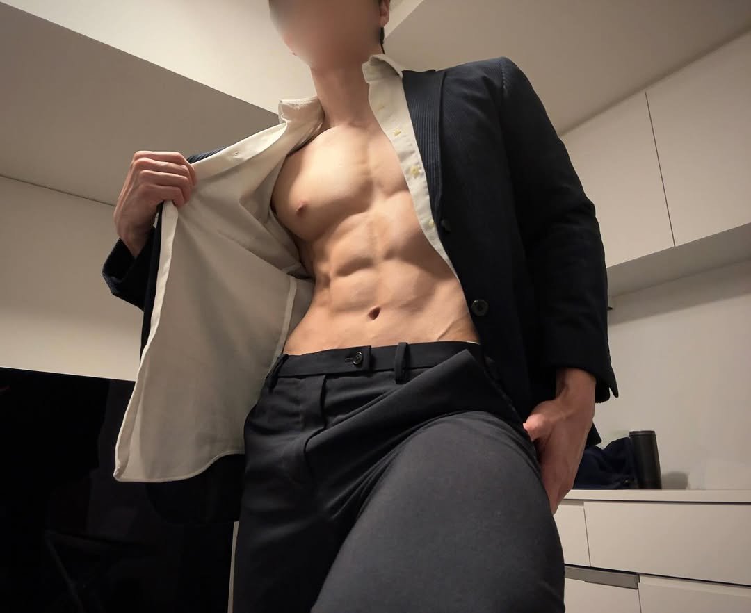 Photo by 筋肉思想家めと (METT) on December 11, 2025. May be an image of body building, suit and text.