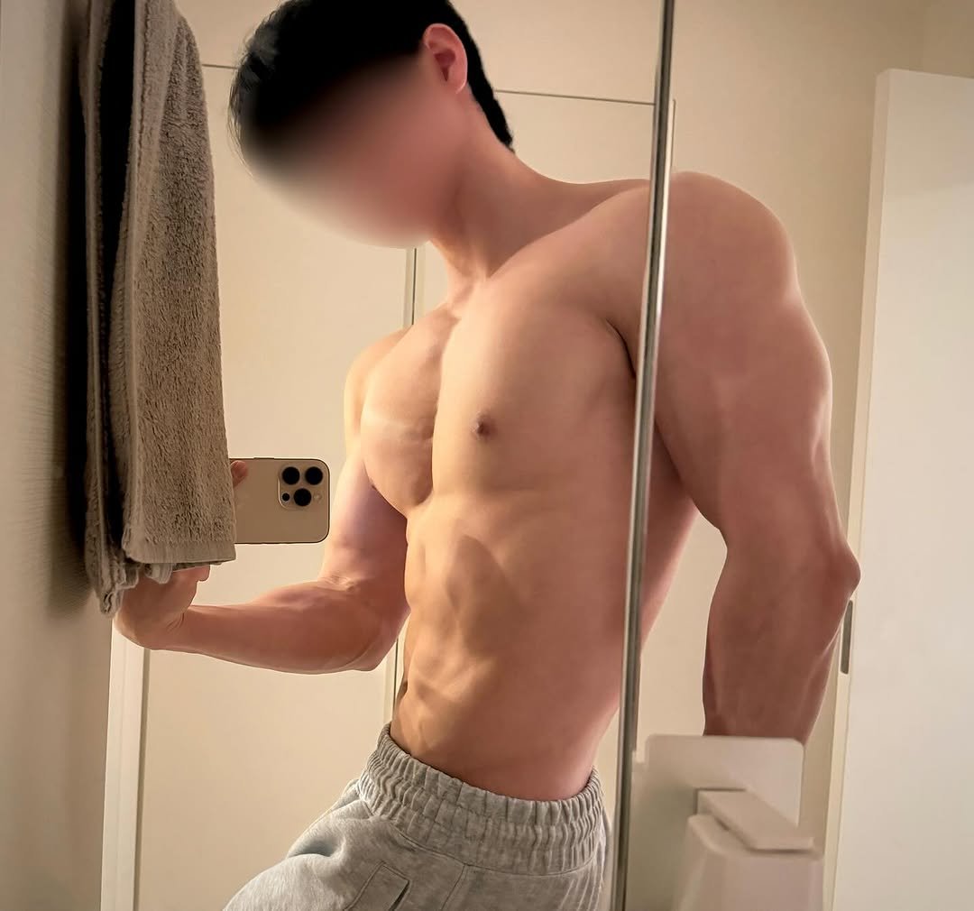 Photo by 筋肉思想家めと (METT) on October 27, 2025. May be a selfie of one or more people, biceps, people bodybuilding and text.