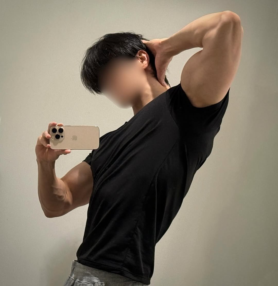 Photo by 筋肉思想家めと (METT) on December 21, 2025. May be an image of one or more people, biceps, people bodybuilding and text.