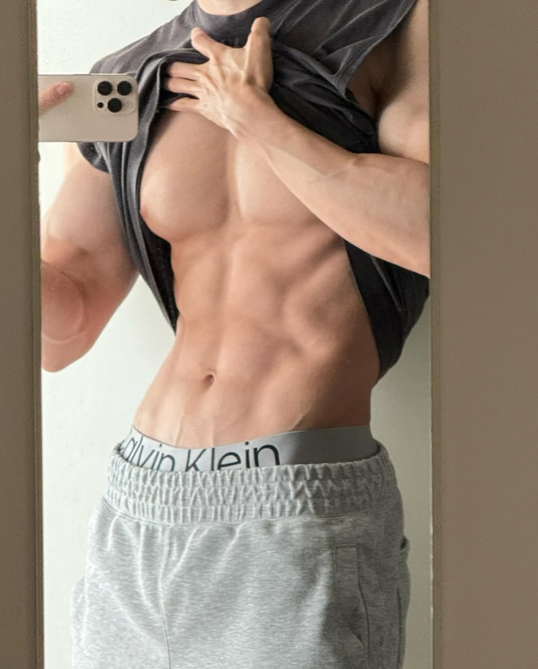 Photo by 筋肉思想家めと (METT) on December 05, 2025. May be an image of one or more people, biceps, people bodybuilding, underwear, sweatpants and text.