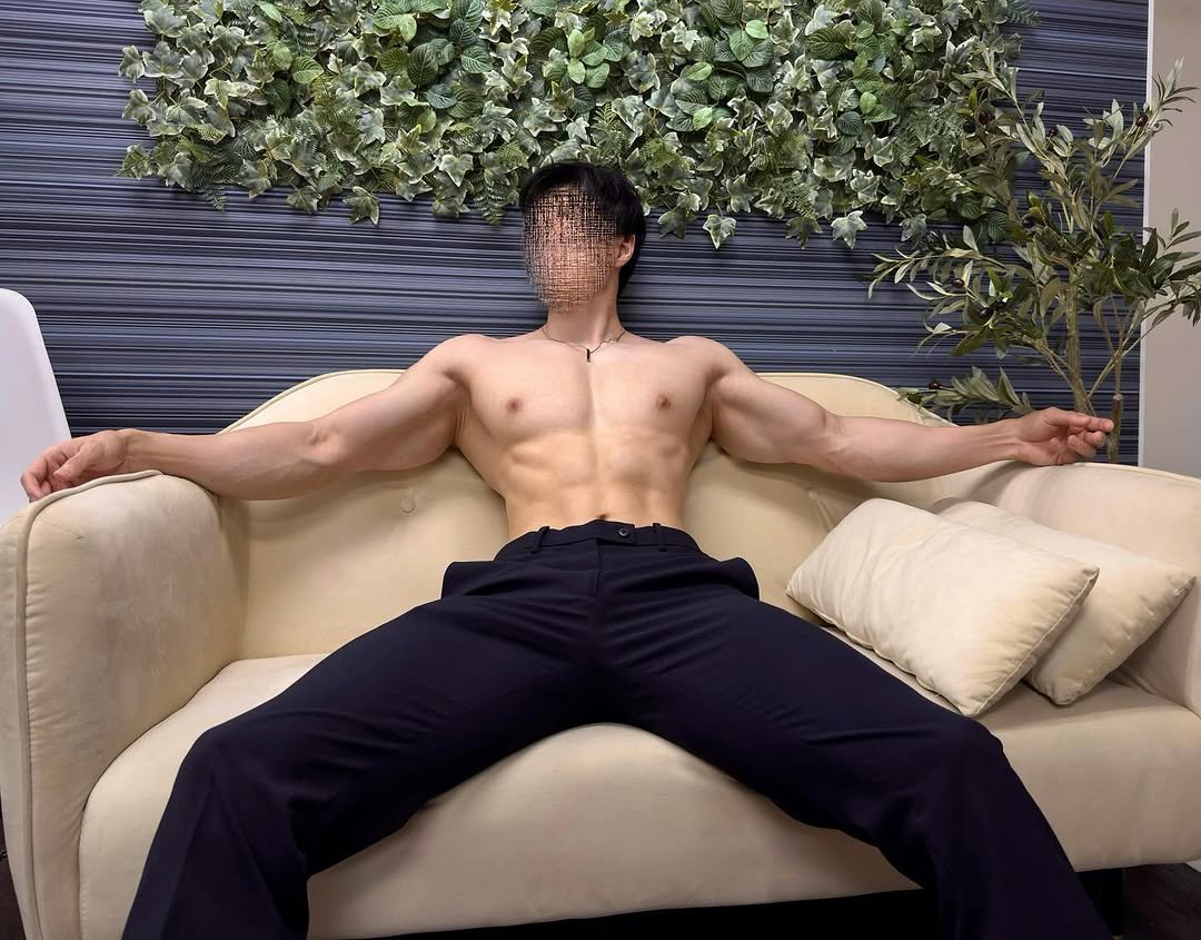 Photo by 筋肉思想家めと (METT) on September 11, 2025. May be an image of 1 person, biceps, body building, sweatpants and text.