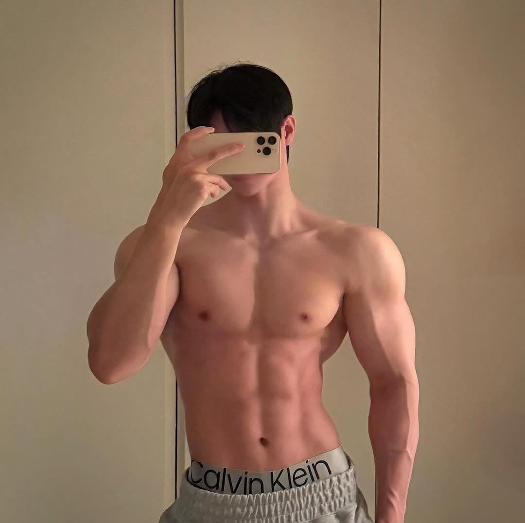 Photo by 筋肉思想家めと (METT) on October 30, 2025. May be an image of one or more people, biceps, people bodybuilding, underwear and text.